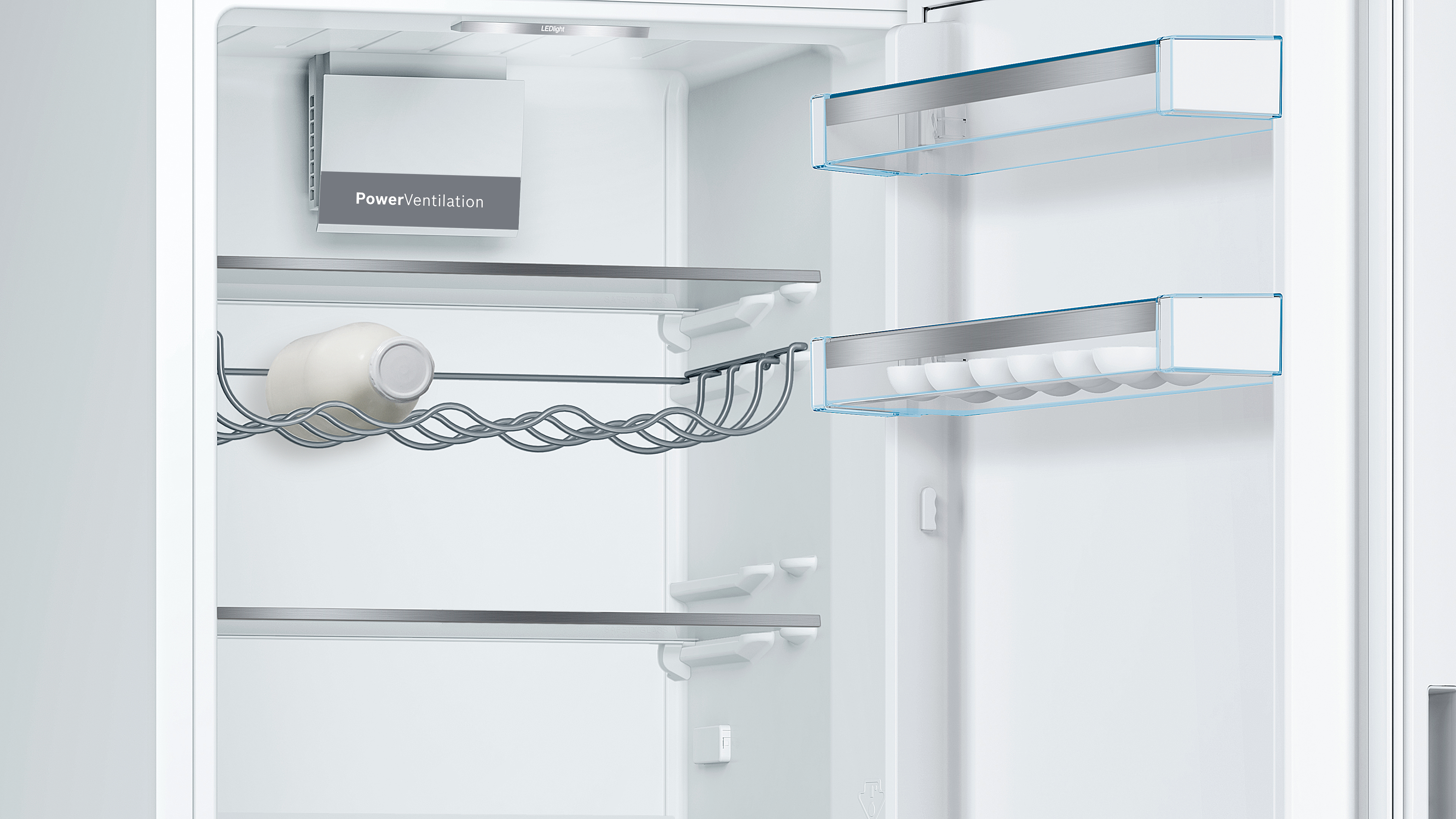 In einem Kühlschrank, mit Regalen und Behältern. Eierregal, Milchflasche und PowerVentilation.