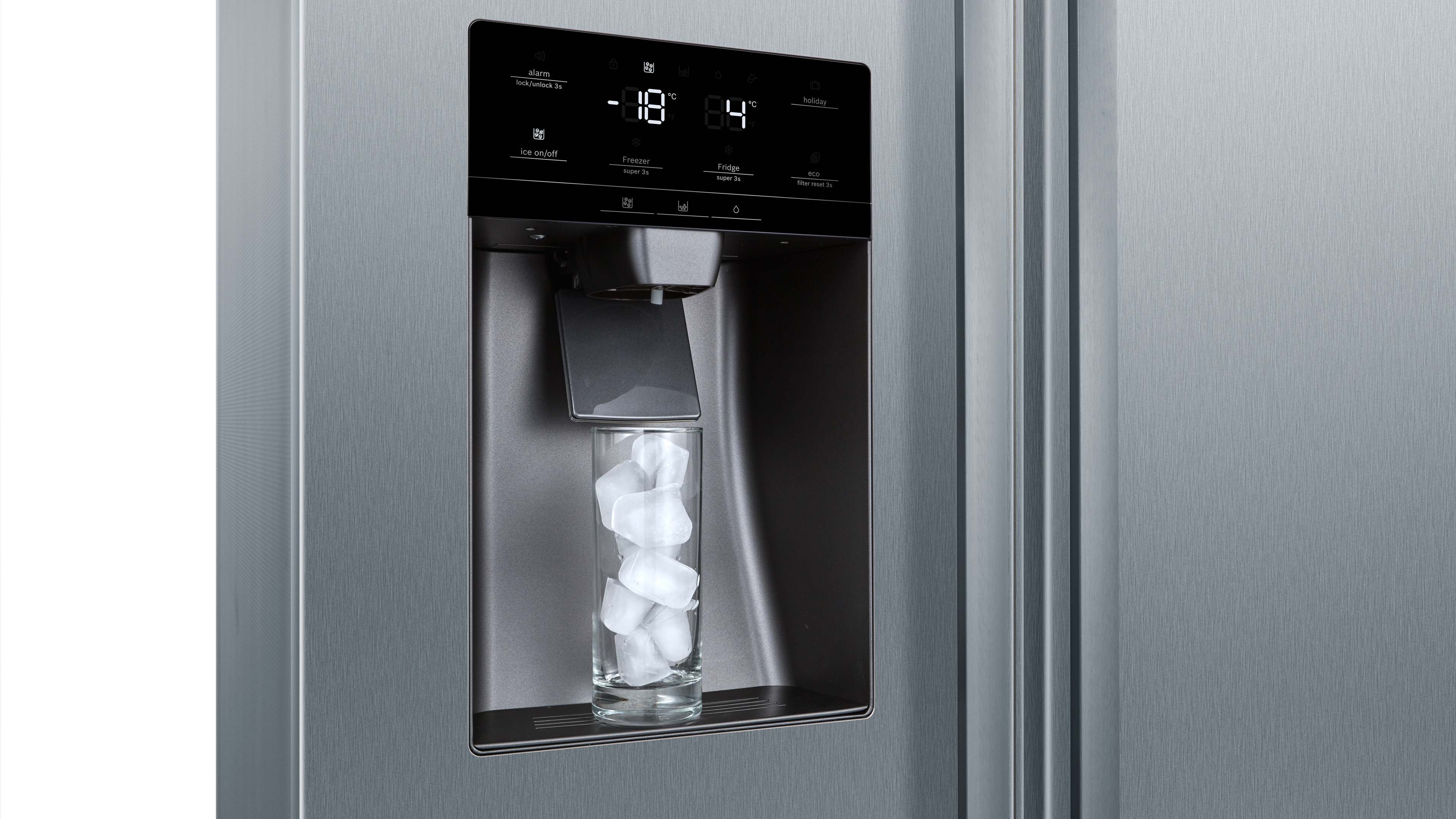 Kühlschranktür mit Eis- und Wasserspender. Zeigt Eis in einem Glas, digitale Anzeige.