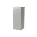 Hoher, silberner Kühlschrank, aufrecht stehend. Ein minimalistisches Design mit glattem, metallischem Finish.