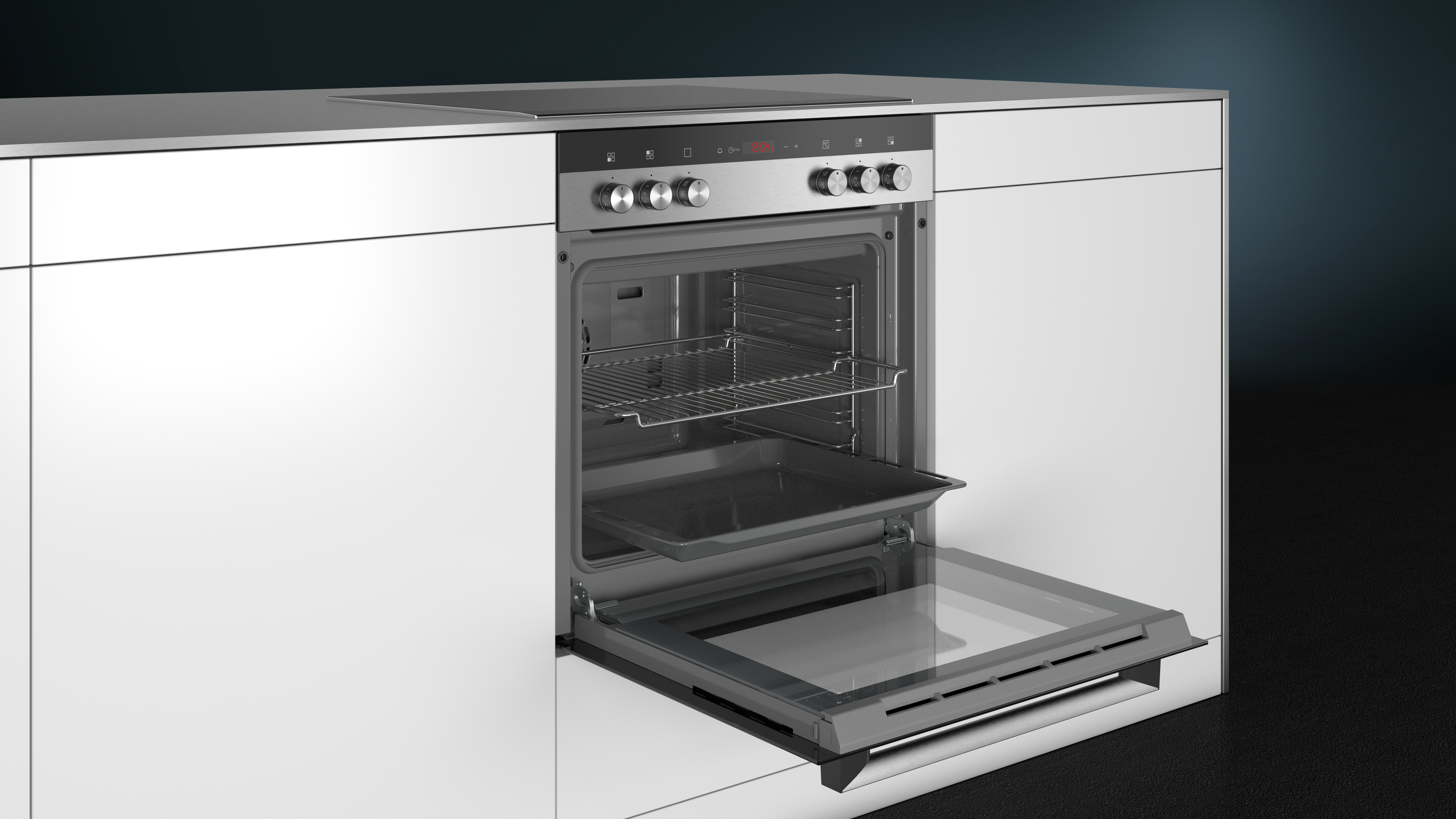 Ein offener Backofen, eingebaut in einen weißen Küchenschrank.