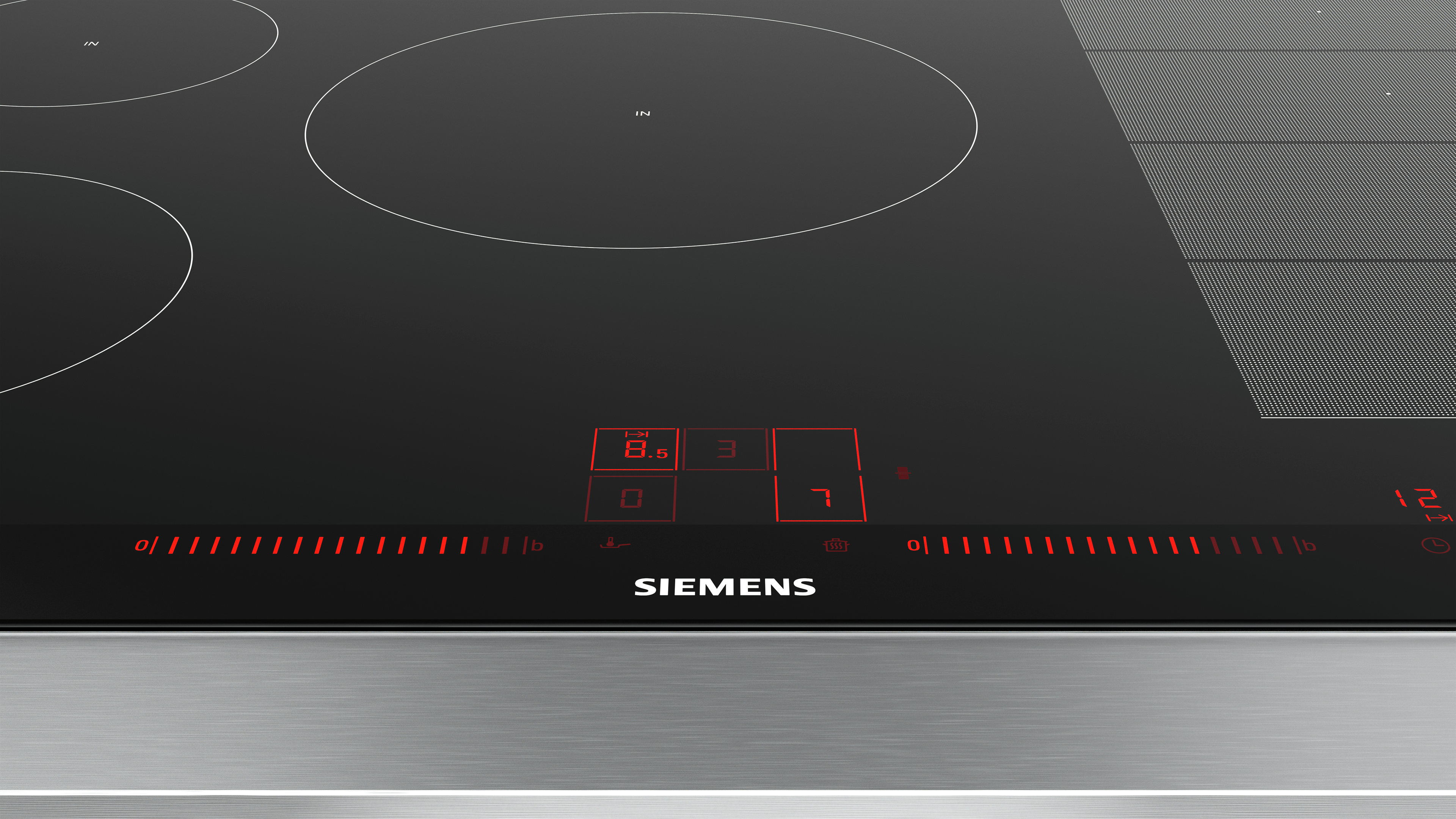 Nahaufnahme eines schwarzen Siemens Induktionskochfelds mit rot beleuchteten Bedienelementen auf Metall.