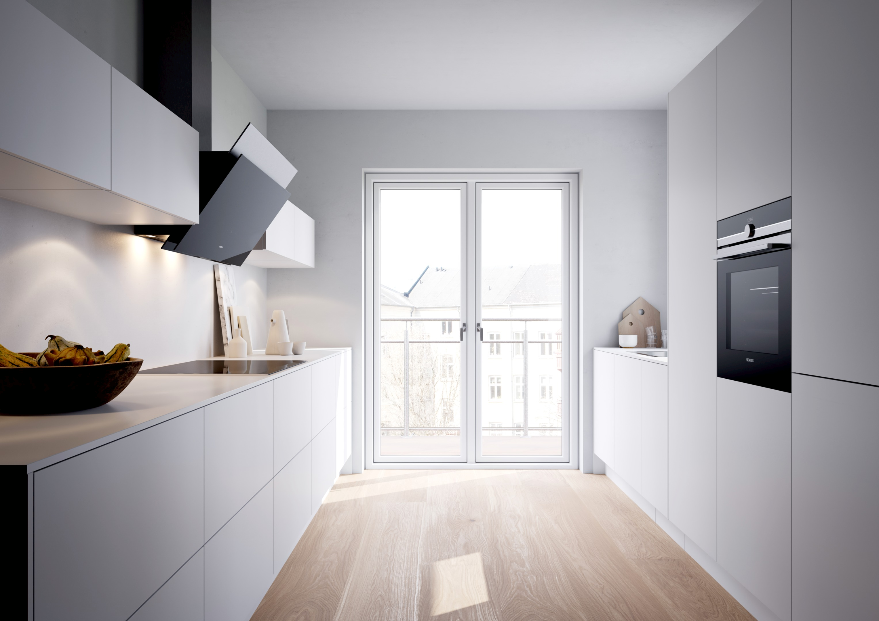 Moderne weiße Küche mit hellem Holzboden und Blick durch große Fenster.