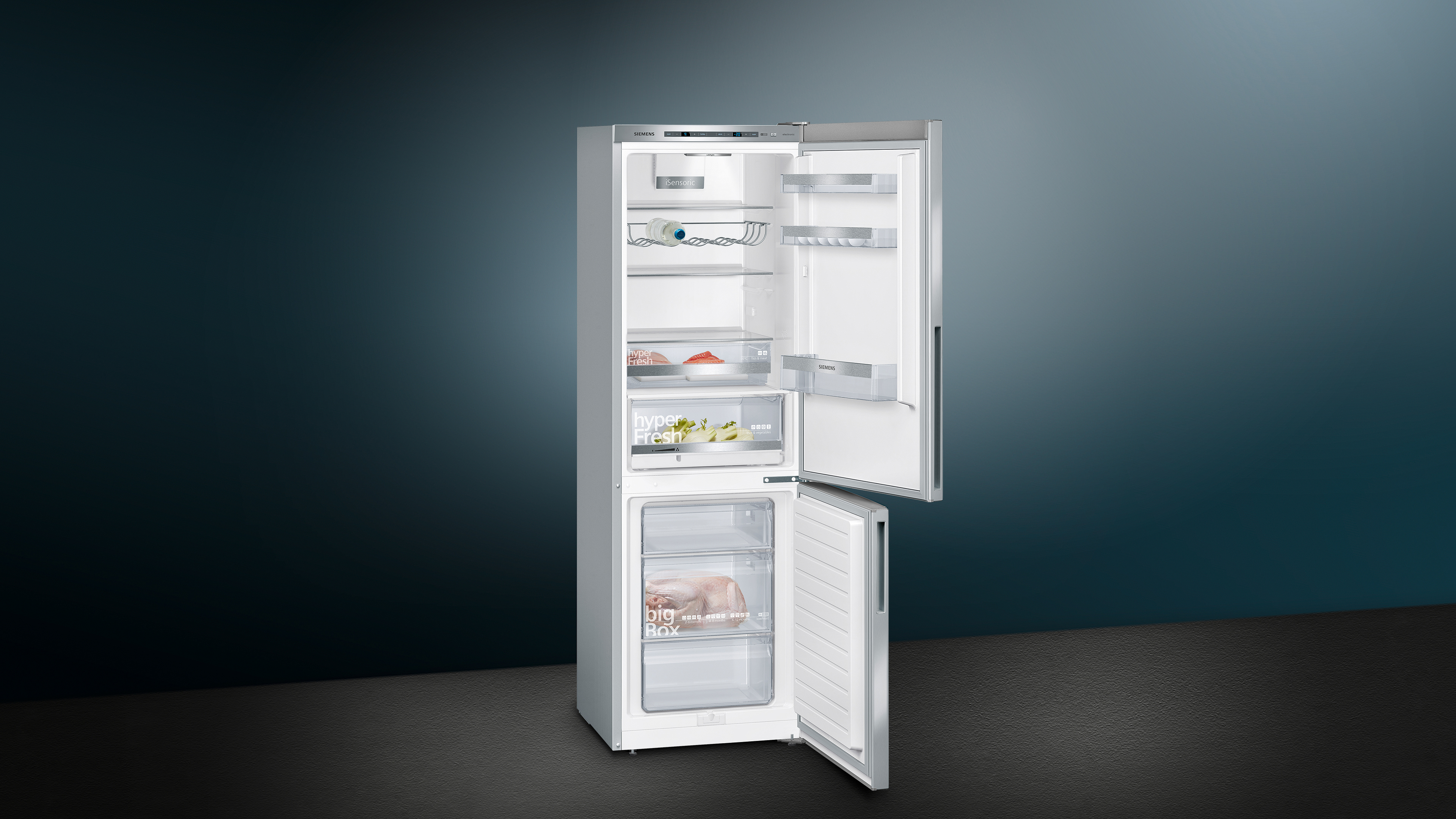 Ein Kühlschrank mit offener Tür, die Regale und Schubladen zeigt.