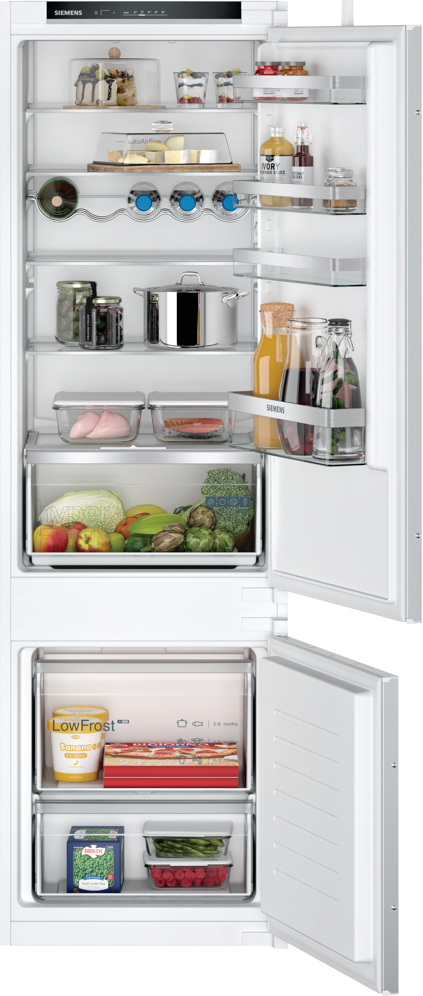 Einbaukühlschrank mit offenen Türen, Regalen mit Lebensmitteln und einer Low-Frost-Schublade.