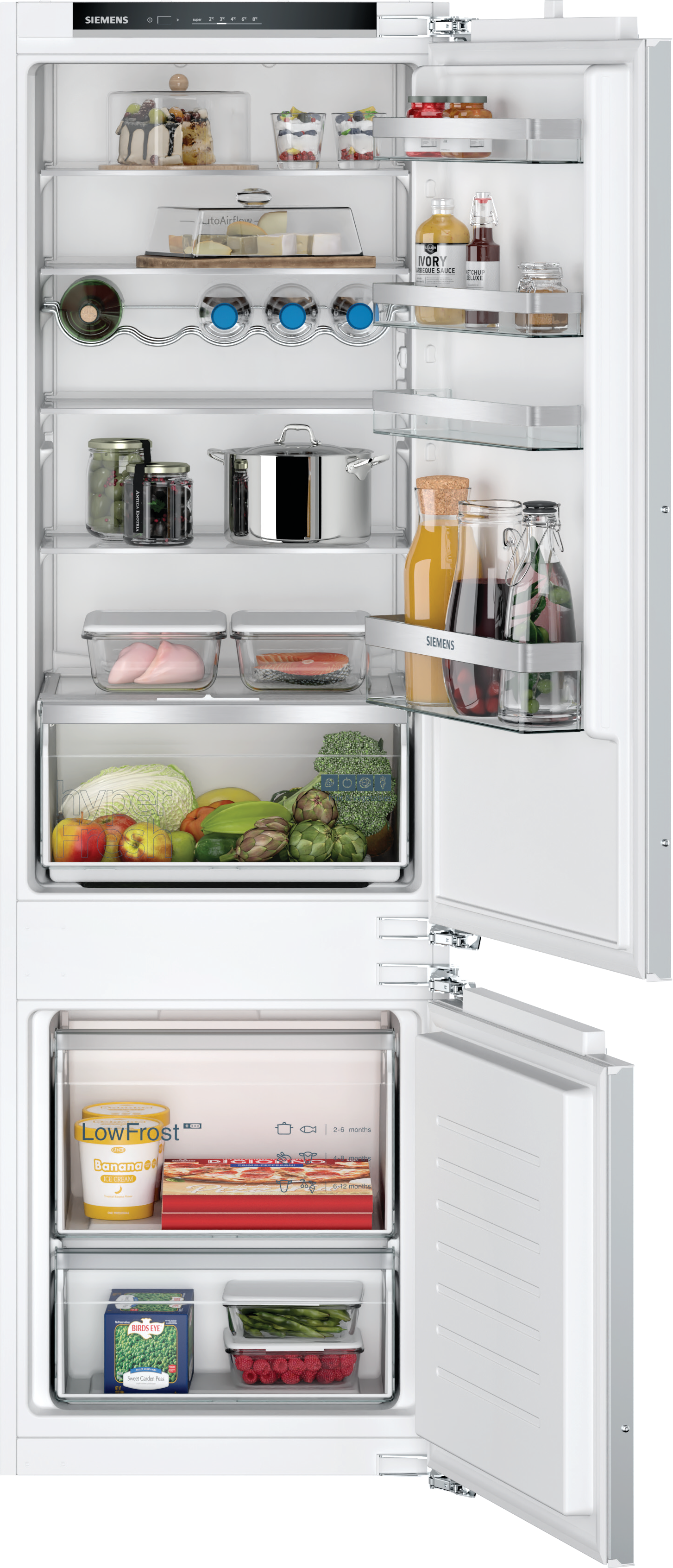 Offener Kühlschrank mit Lebensmitteln und Getränken. Gefrierfächer sind sichtbar.