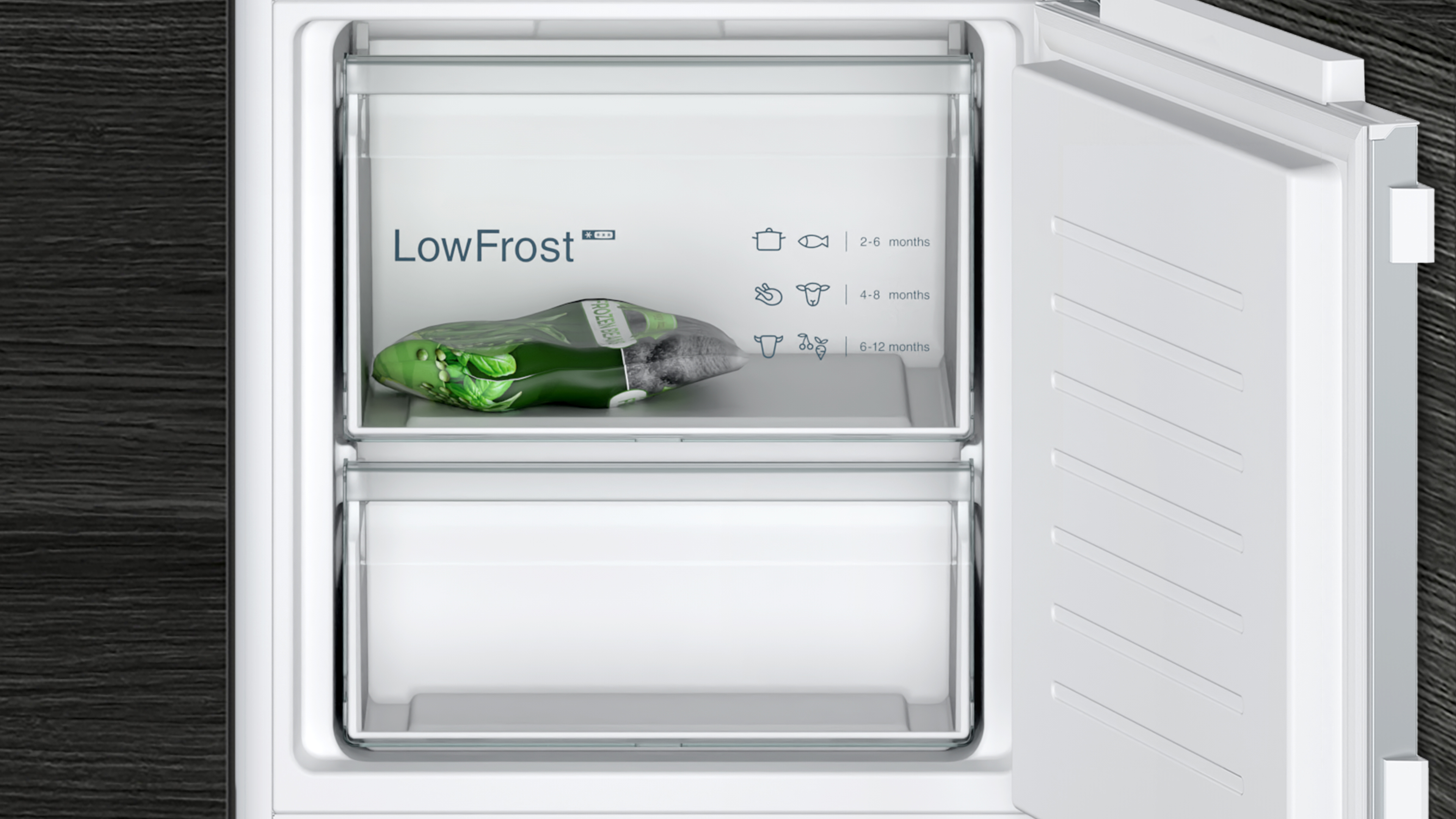 Kühlschrank mit offener Gefrierschublade mit LowFrost-Logo und einer Tüte grünes Gemüse.