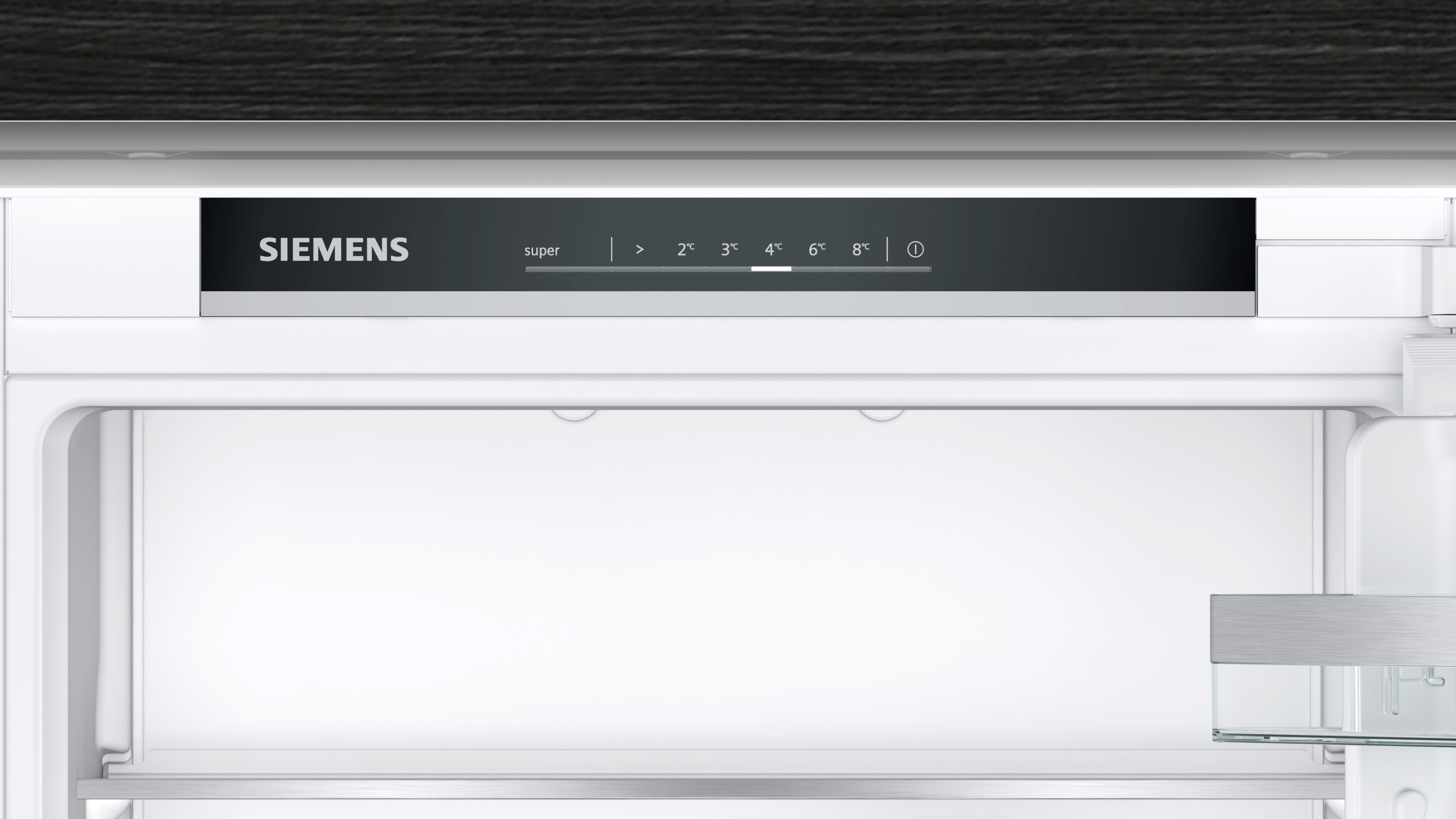 Innenraum eines Siemens-Kühlschranks mit Bedienfeld und Regalen. Der Kühlschrank ist leer.