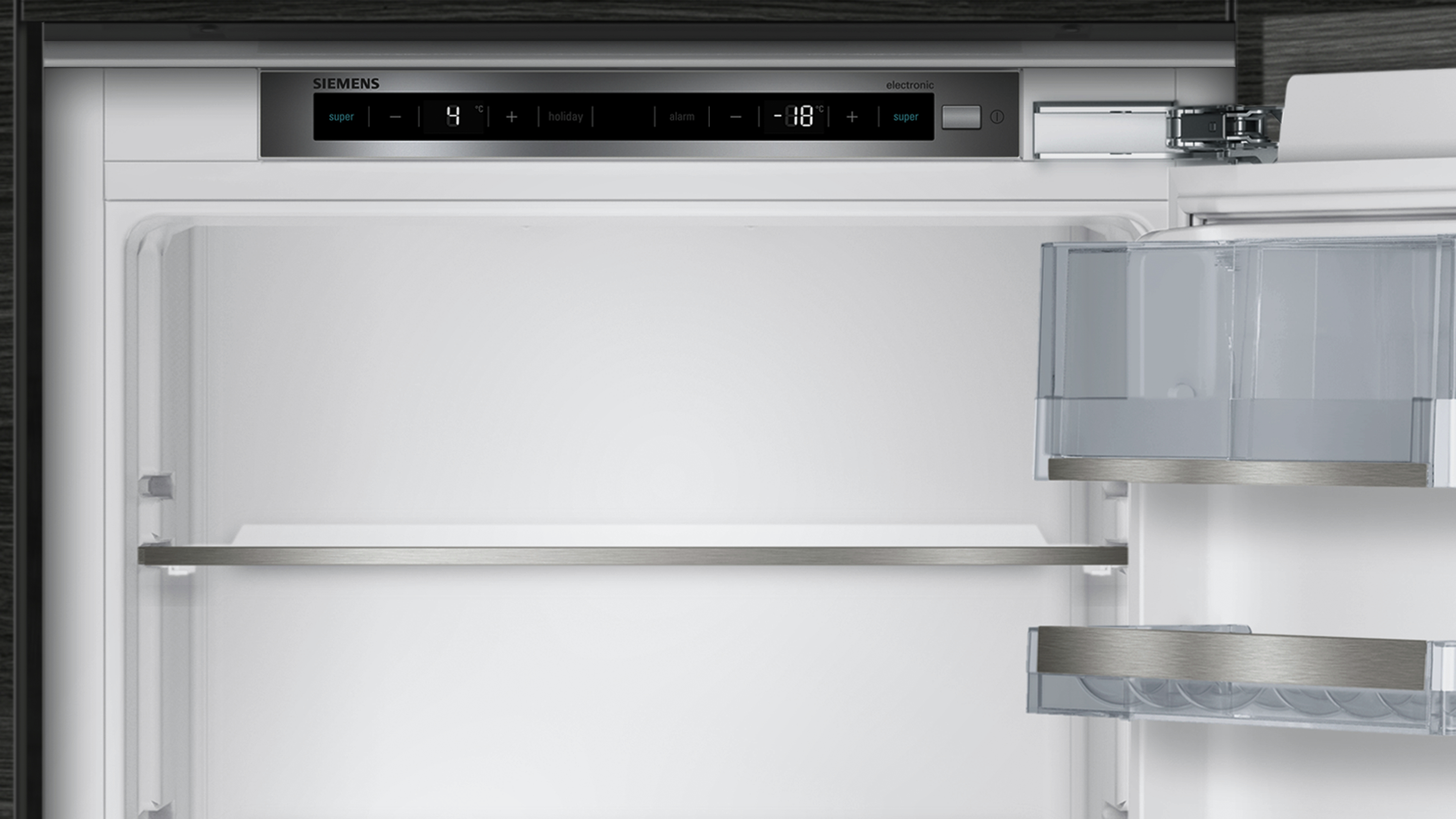 Geöffneter Siemens Kühlschrank Innenraum, mit Regalen und digitaler Temperaturanzeige.
