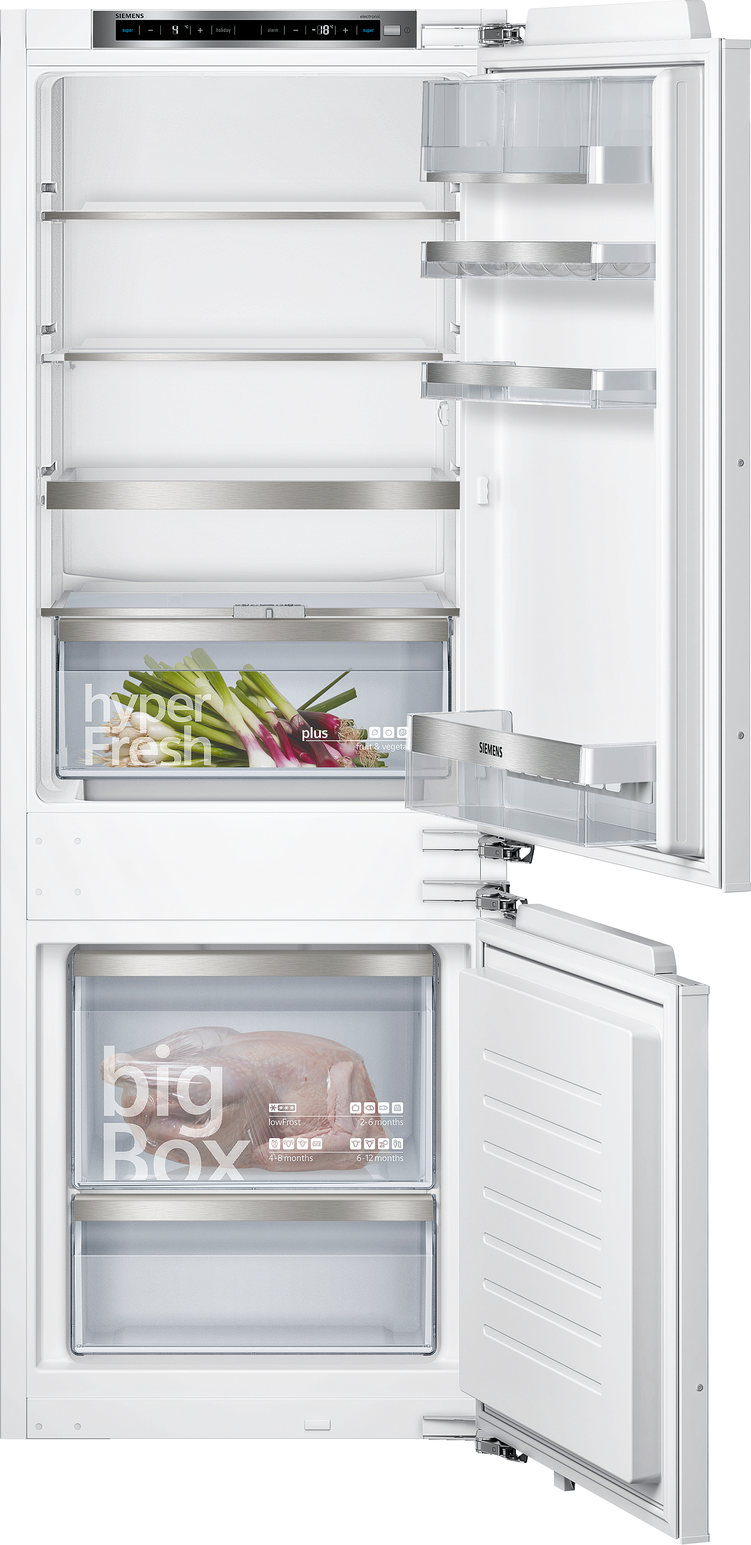Ein Kühlschrank mit offenen Türen, der Regale, Schubladen und ein ganzes Huhn zeigt.