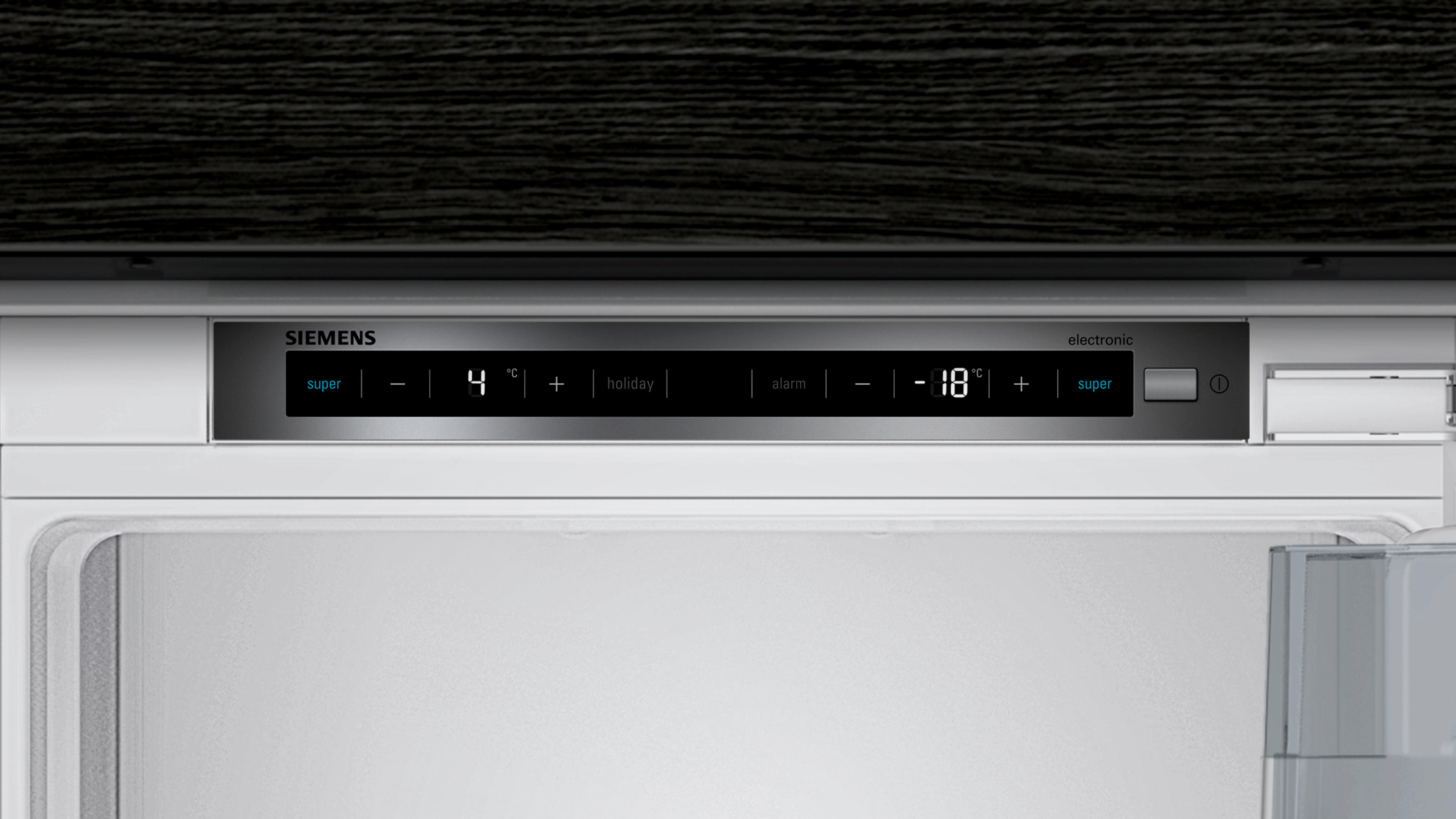 Kühlschrank-Bedienfeld mit Temperatureinstellungen. Silber und Schwarz mit Knöpfen und Digitalanzeige. Weiß.