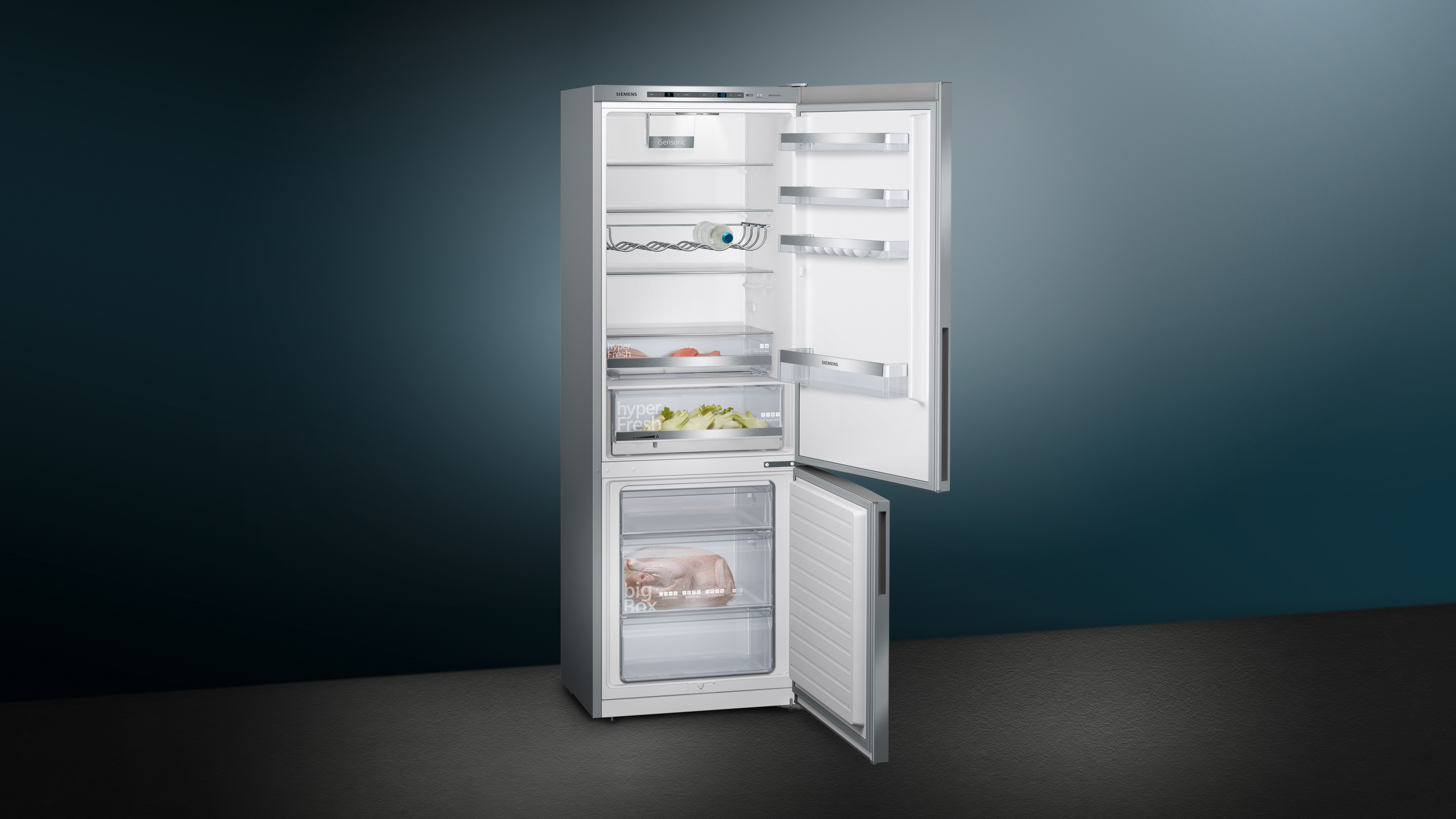 Ein Kühlschrank mit offenen Türen, zeigt Regale, Schubladen und Lebensmittel, vor blauem Hintergrund.
