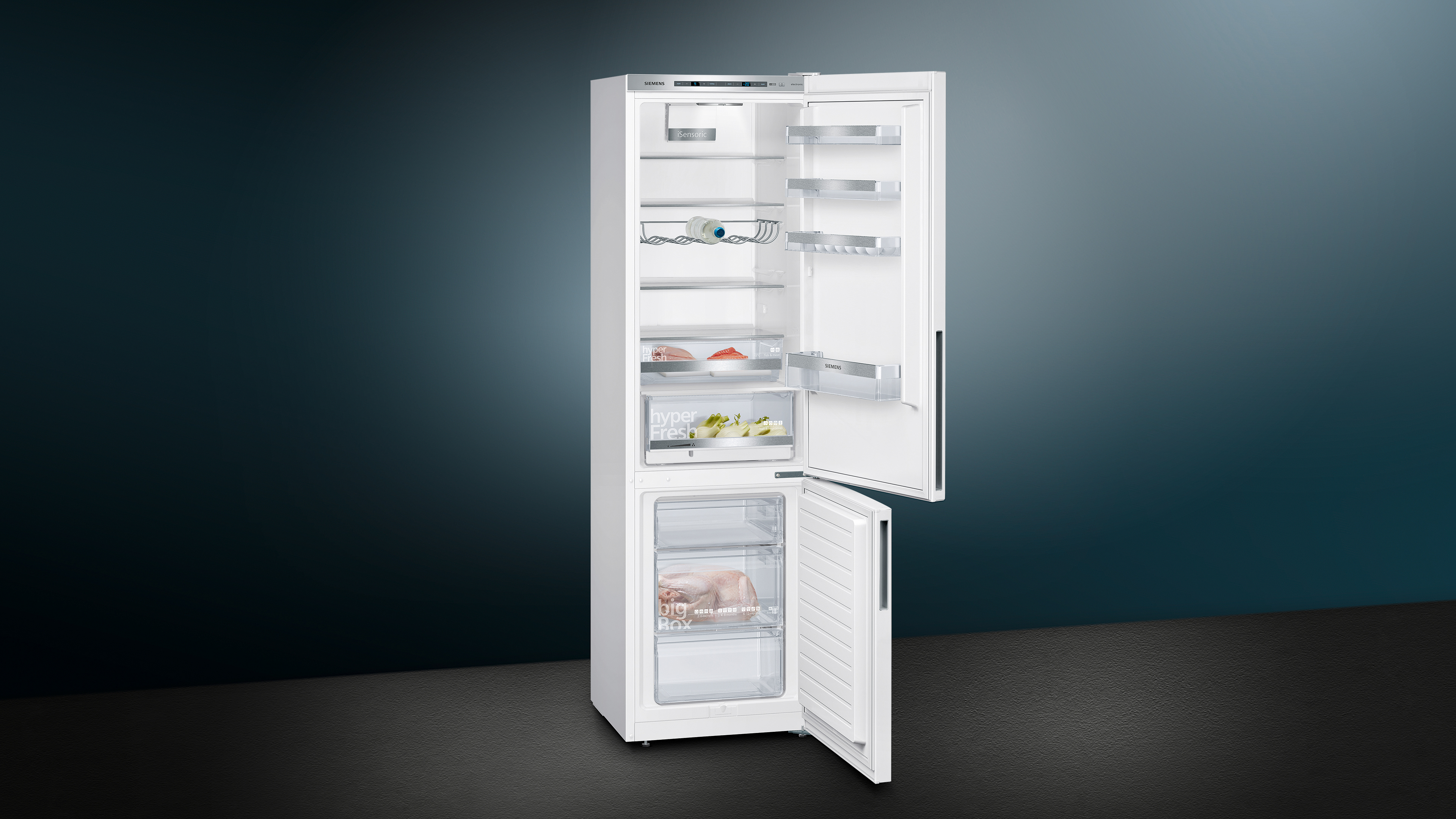 Weißer Kühlschrank mit geöffneten Türen, die Regale und Lebensmittel zeigen.