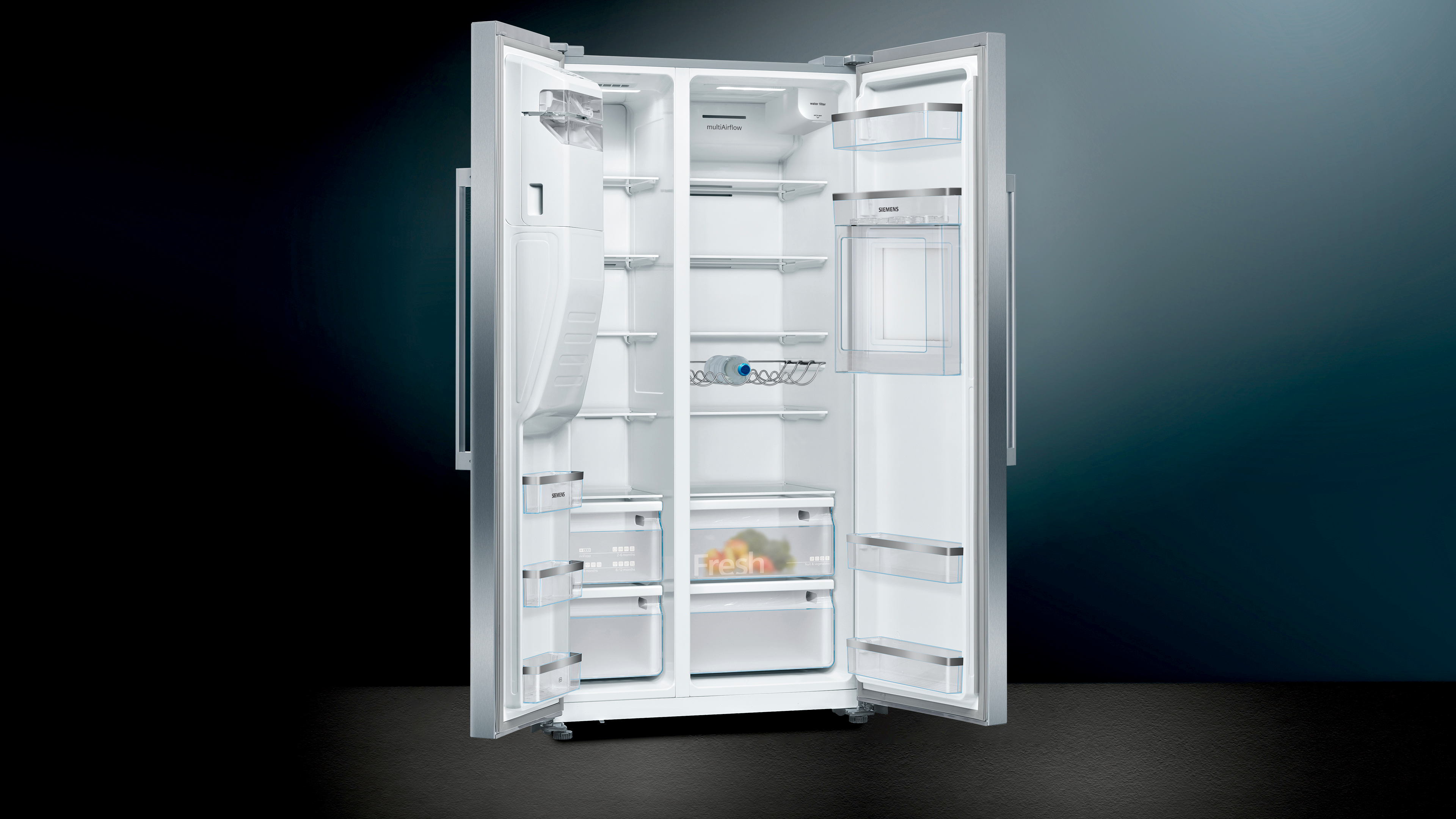 Edelstahl-Kühlschrank, offene Türen, zeigt Regale, Schubladen und Innenraum.