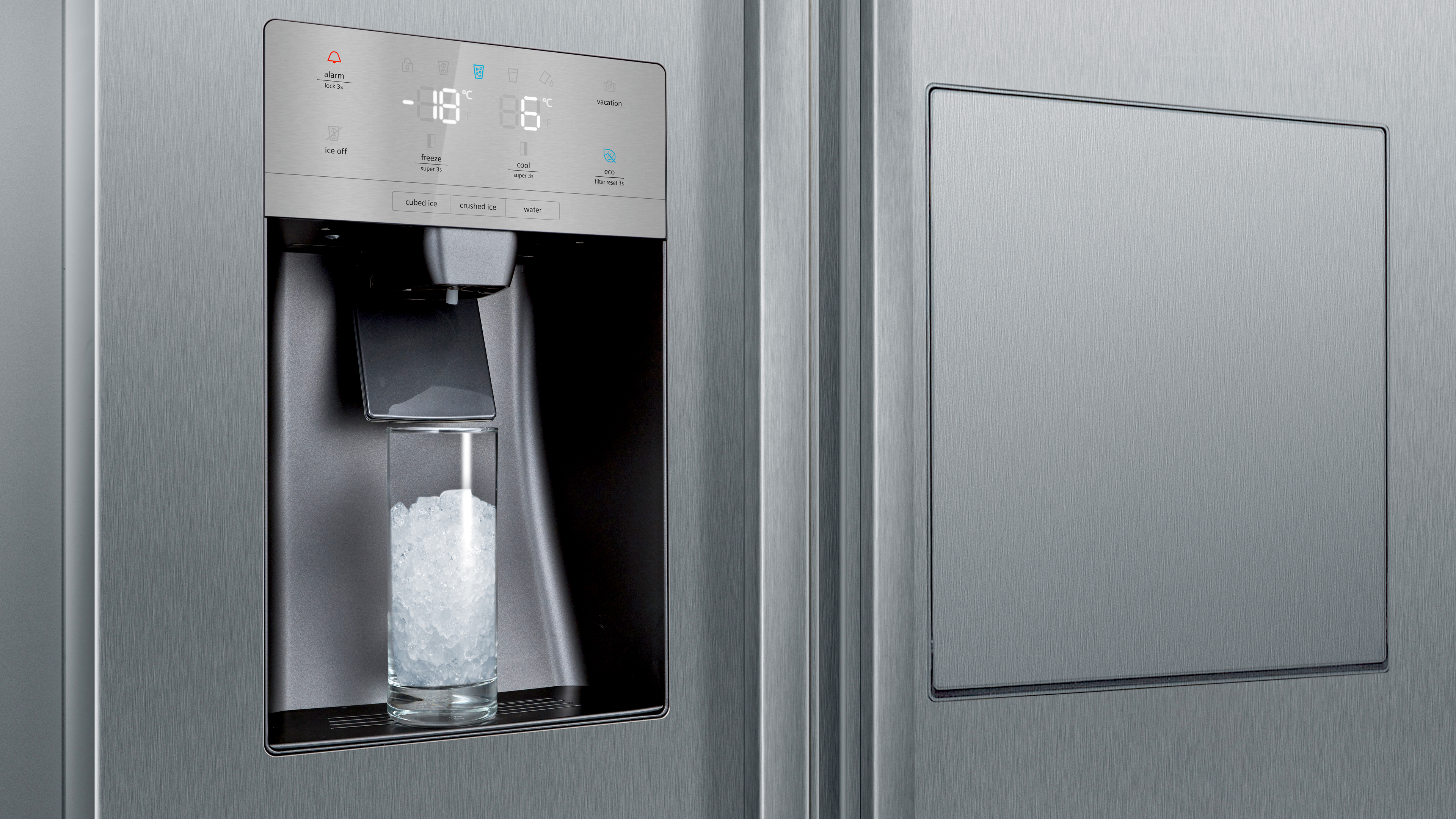 Ein Edelstahlkühlschrank mit Eis- und Wasserspender und Touchscreen.