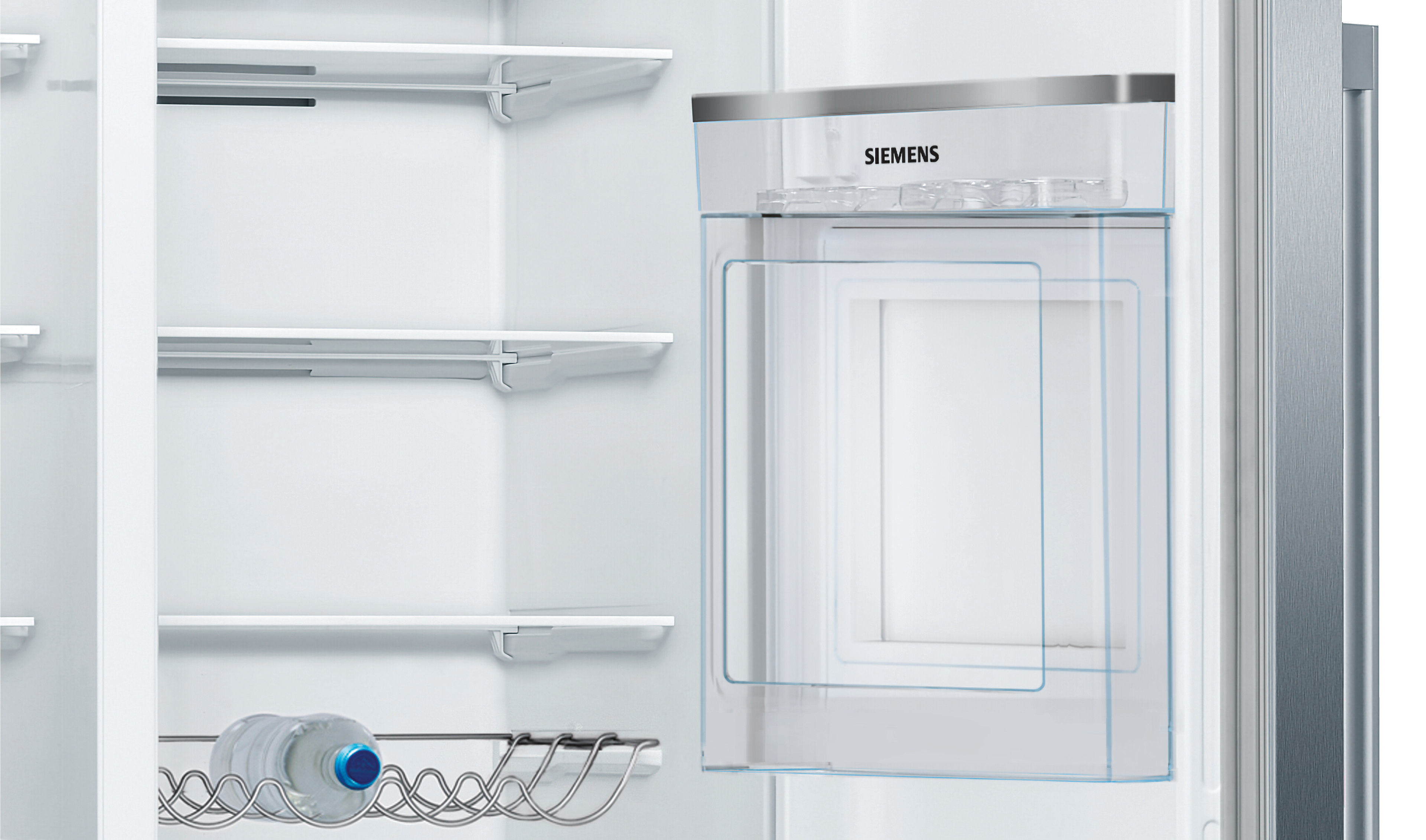 Innenraum eines Siemens-Kühlschranks mit Regalen und einer Flasche. Die Tür ist offen.