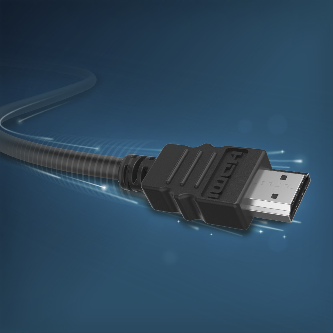 Nahaufnahme eines schwarzen HDMI-Kabelsteckers mit HDMI-Logo auf blauem Hintergrund.