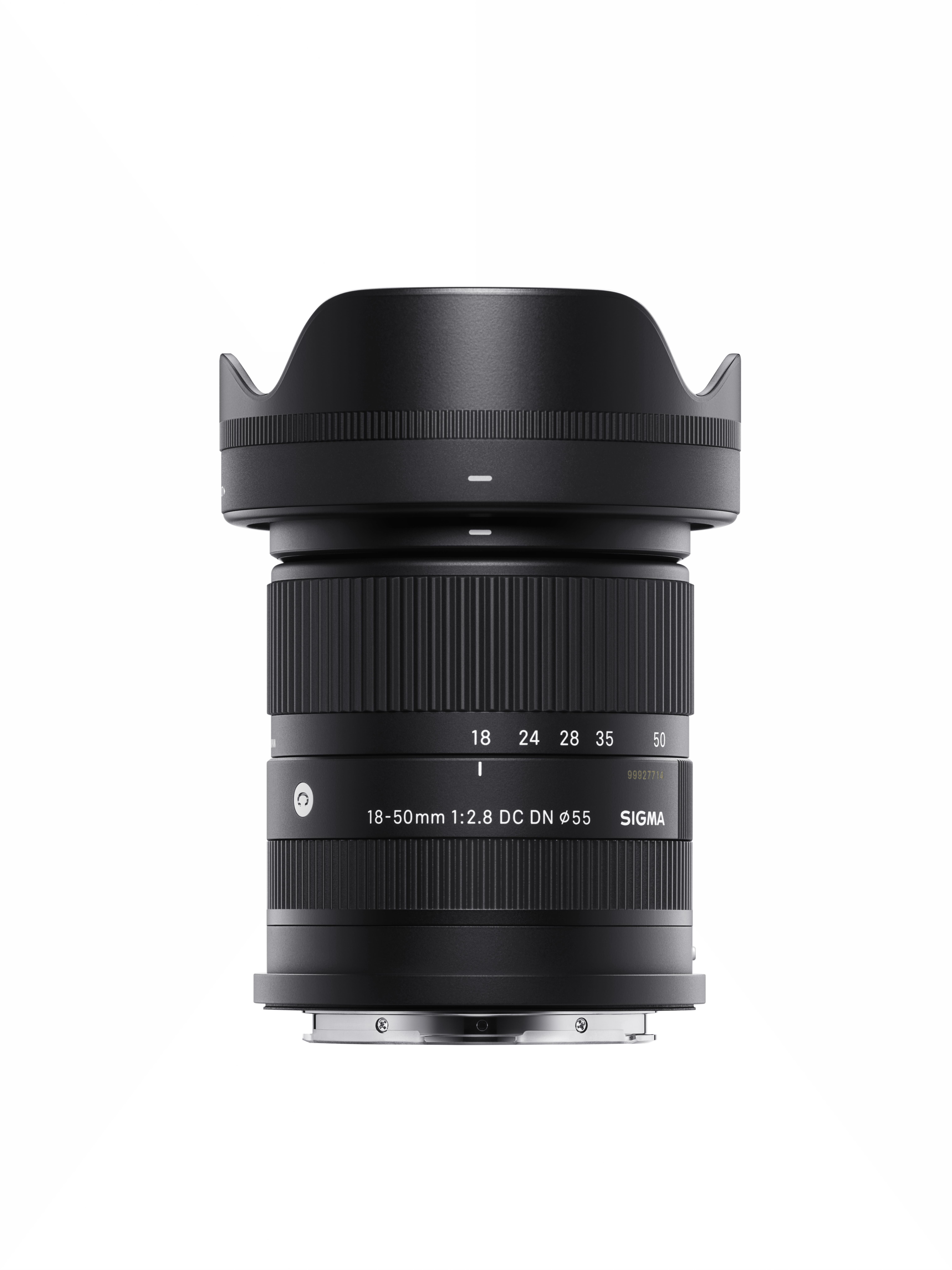 Schwarzes Sigma 18-50mm Kameraobjektiv. Es hat eine angesetzte Gegenlichtblende. Das Objektiv befindet sich auf weißem Hintergrund.