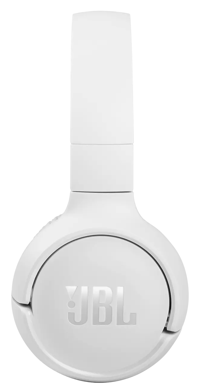 Fehér JBL fejhallgató felülnézetből. A JBL logó látható a fülkagylón. Fehér háttér.