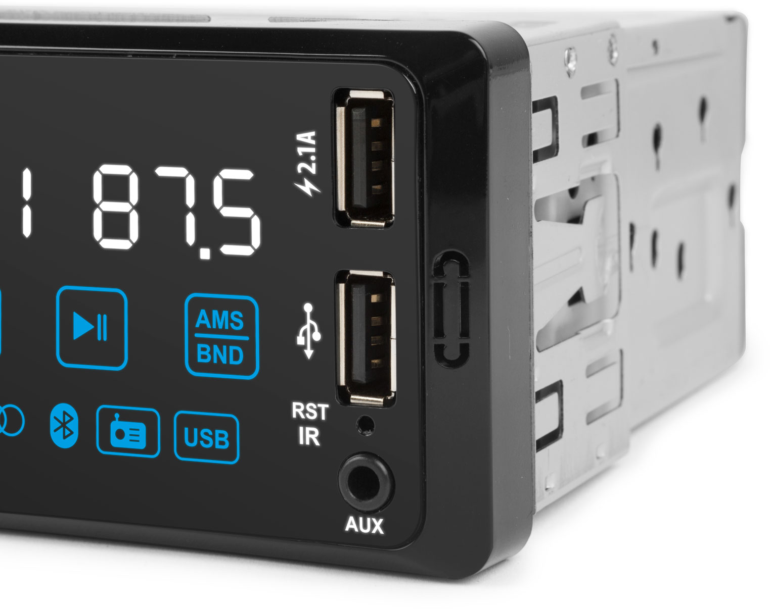 Autórádió közeli képe USB portokkal, AUX bemenettel és gombokkal. Fekete panel, fehér kijelző.