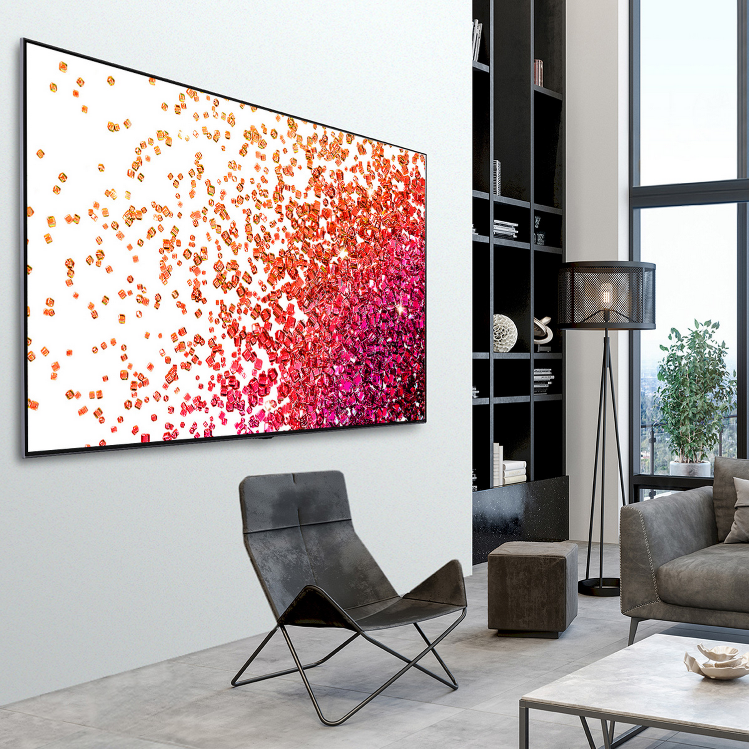 Salón moderno con TV, sillón y lámpara de pie. El televisor muestra arte abstracto colorido.