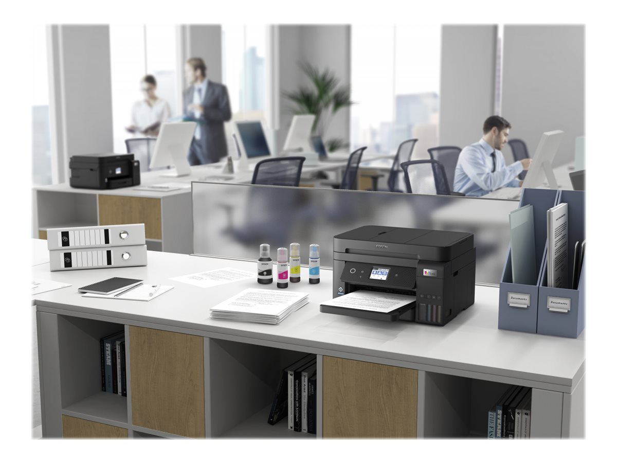 Ein Büro mit Drucker, Dokumenten und Personen im Hintergrund.