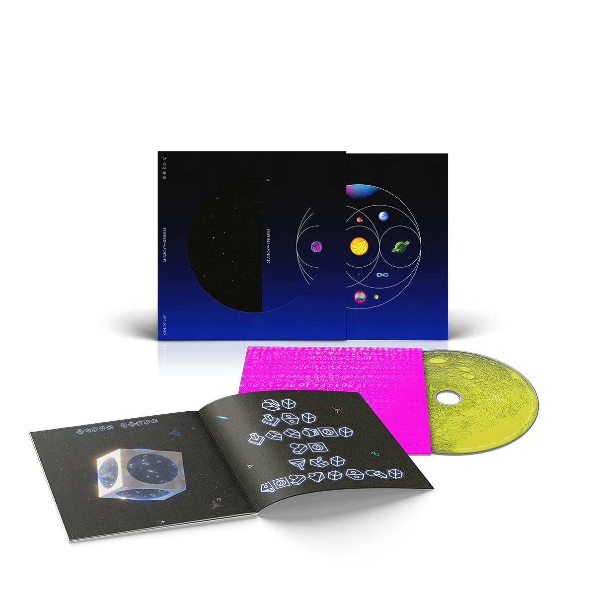 Boîtier d'album avec CD. La couverture est bleu foncé avec des cercles colorés. Un papier rose et un CD jaune sont à côté.