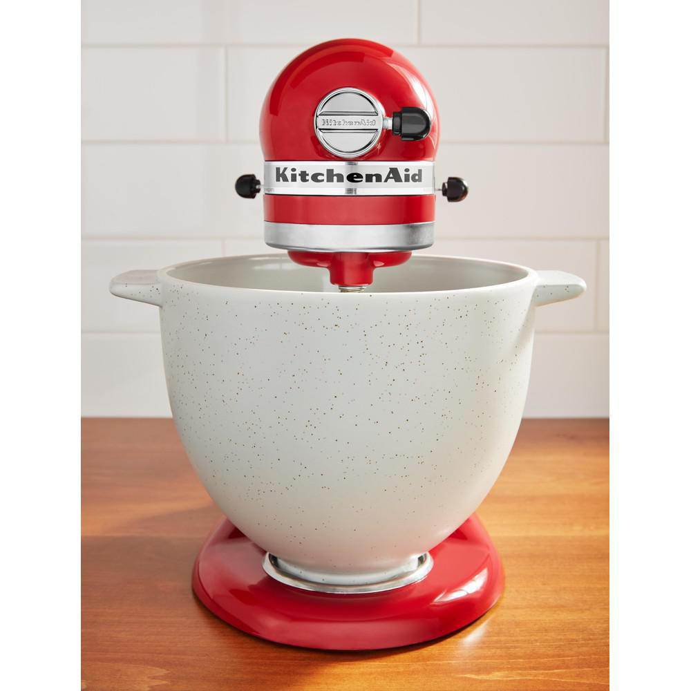Roter KitchenAid-Küchenmixer mit weißer, gesprenkelter Schüssel.