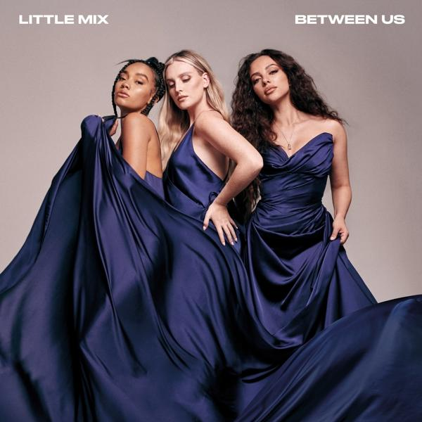 Három nő kék ruhában. Album borító: Little Mix, Between Us. Szürke háttér.