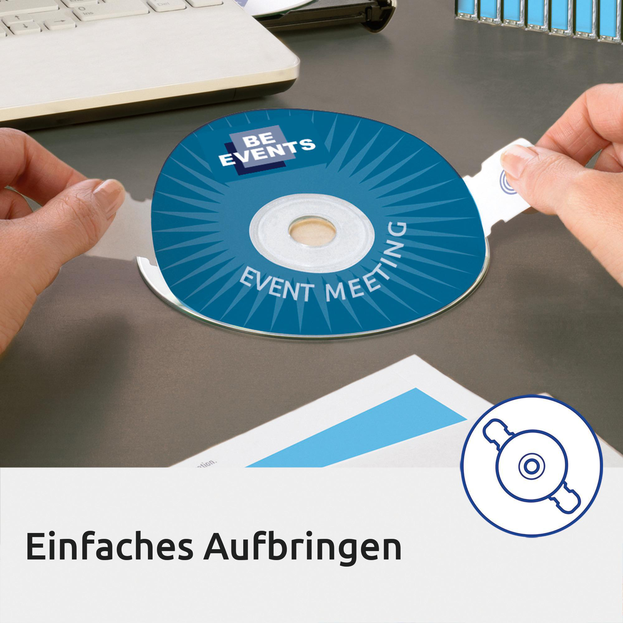Eine Person, die eine CD aus einer Hülle entfernt. Die CD ist blau mit weißem Text.