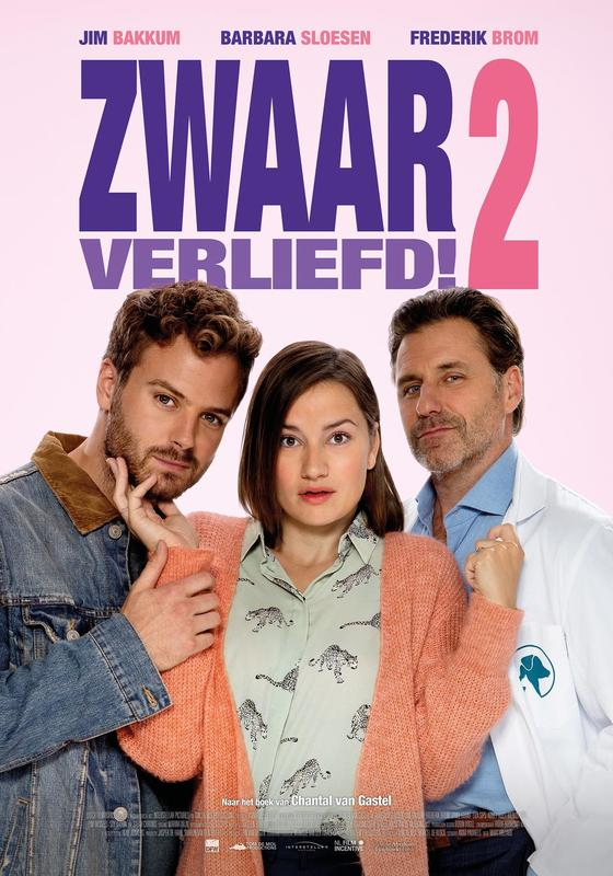 Filmposter: Drie mensen. Een vrouw in vest, twee mannen, titel 'Zwaar Verliefd 2'.