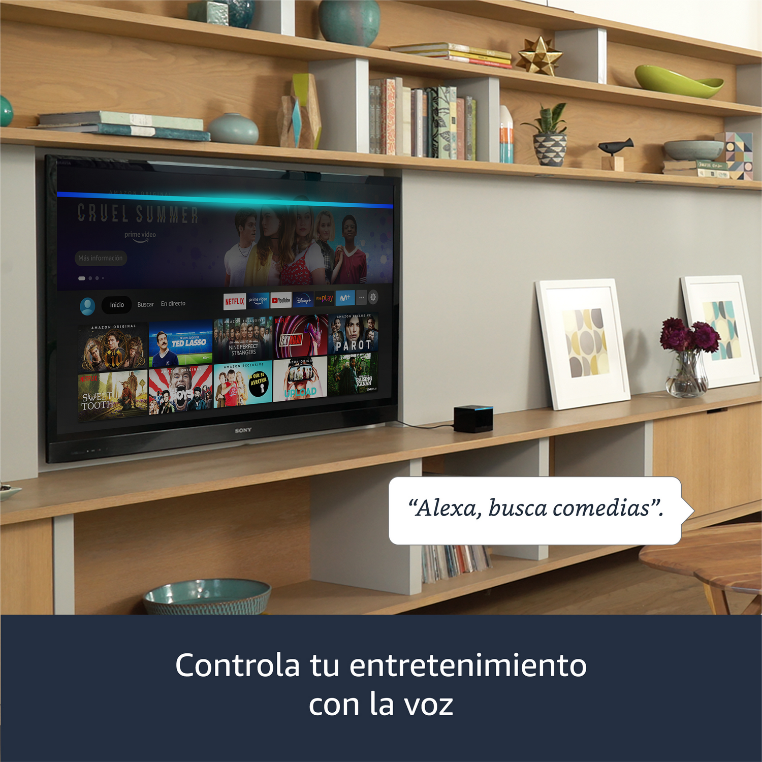 Una pantalla de TV que muestra un menú de servicio de transmisión y un altavoz inteligente.