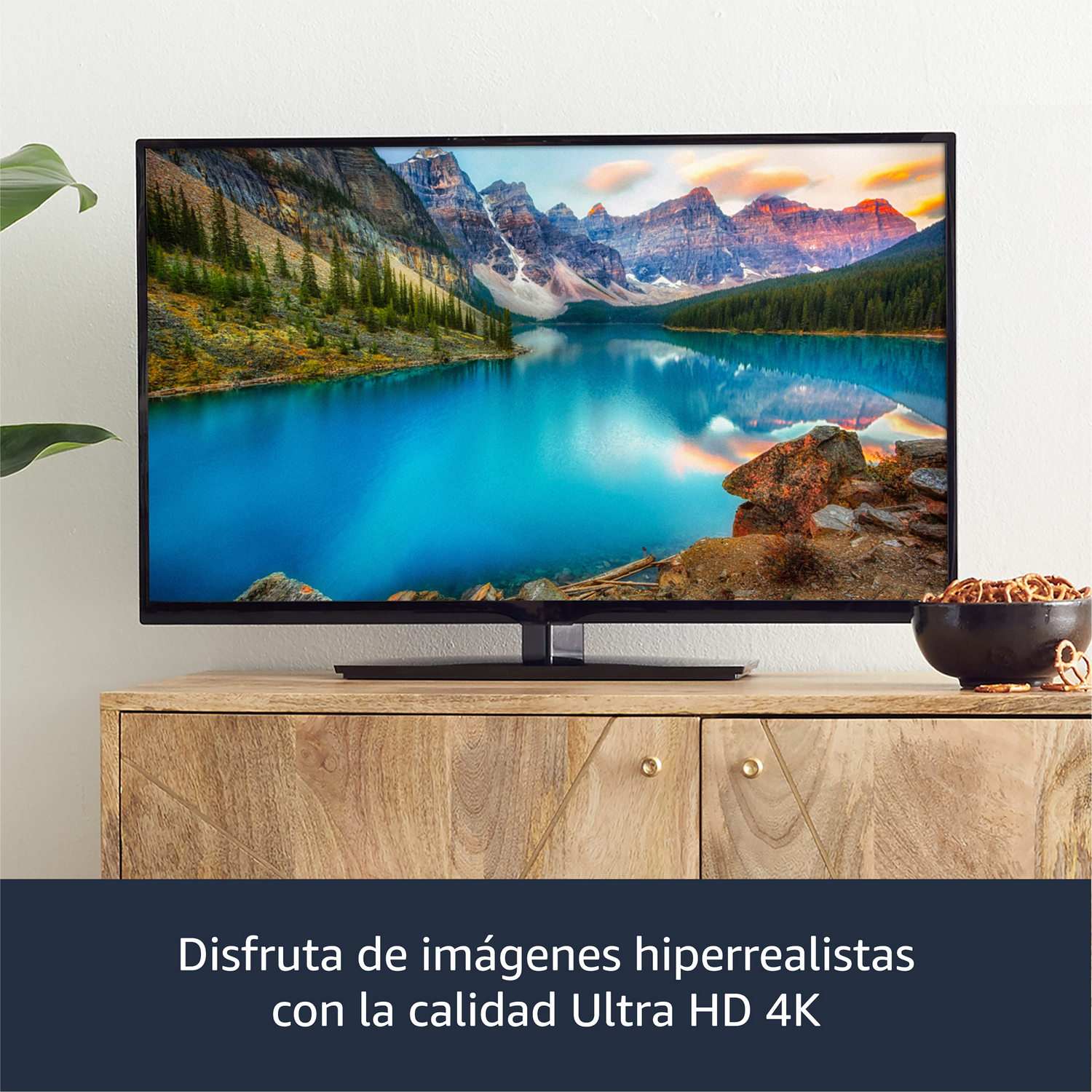 Un televisor que muestra una escena de lago de montaña con un mueble de madera.