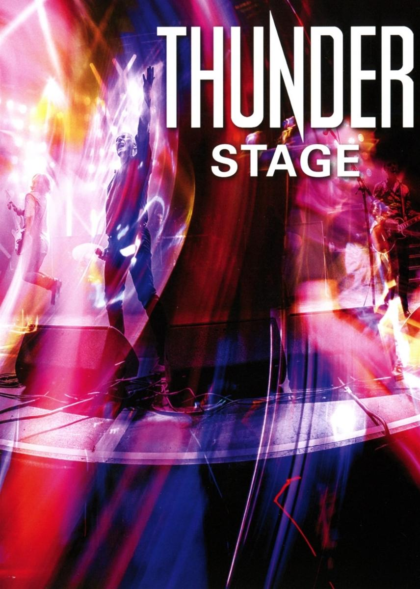 Koncertszínpad élénk fényekkel. Egy férfi énekel. Cím: 'THUNDER STAGE'.