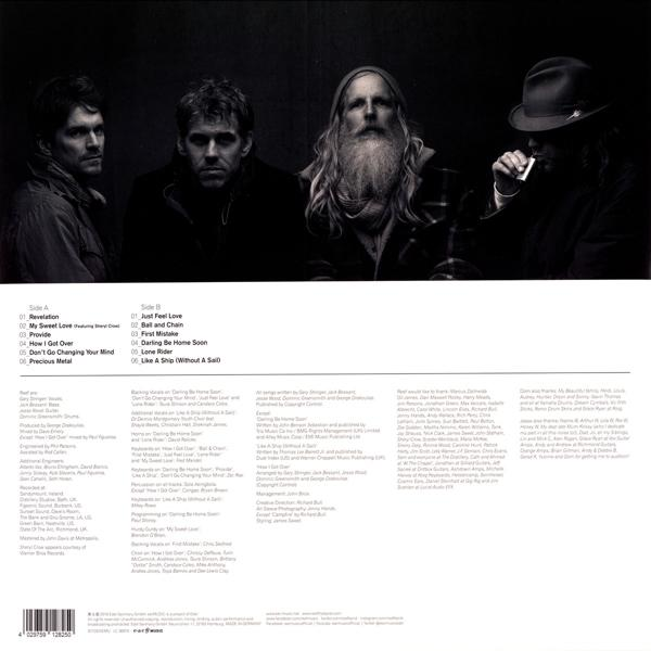 Rückseite eines Albums mit vier Männern in schwarzen Mänteln vor dunklem Hintergrund. Text ist sichtbar.