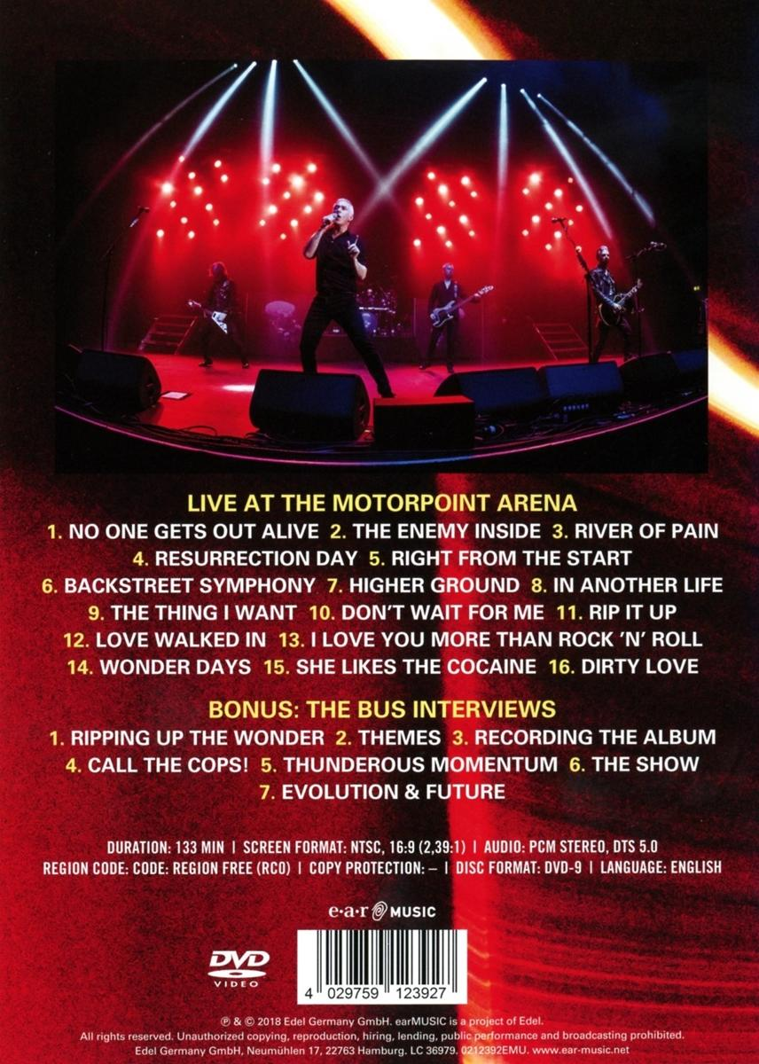 DVD-Cover mit Band, die live auf der Bühne mit Lichtern spielt und Text über die Show enthält.