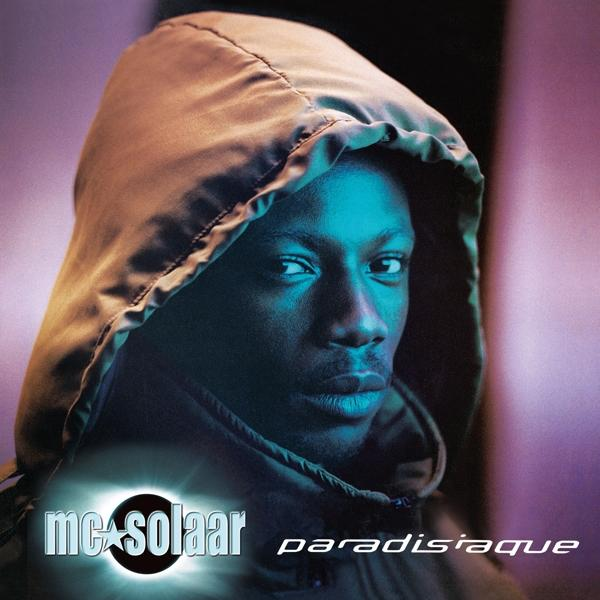 Albumhoes: MC Solaar, paradisiaque. Een man met een capuchonjas en een blauw gezicht op de voorgrond.