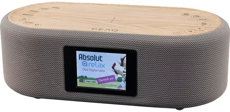 Haut-parleur moderne avec dessus en bois et côtés en tissu. Un écran affiche du contenu radio numérique.