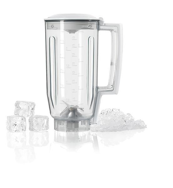Ein klarer Mixer mit Eiswürfeln und Crushed Ice davor, auf weißem Hintergrund.