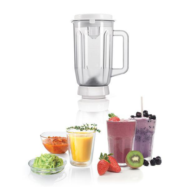 Mixer mit Smoothies und Zutaten.