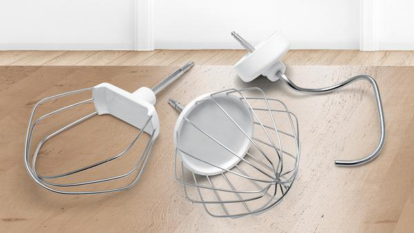 Mixeraufsätze: zwei Schneebesen und ein Knethaken, auf Holz. Weiß und silber.