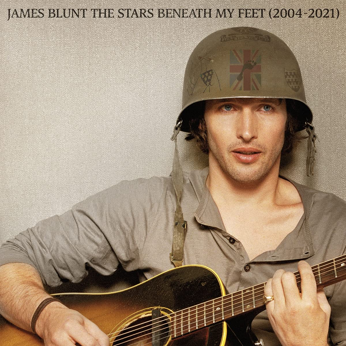 James Blunt gitárral, katonai sisakkal. Album borítókép.