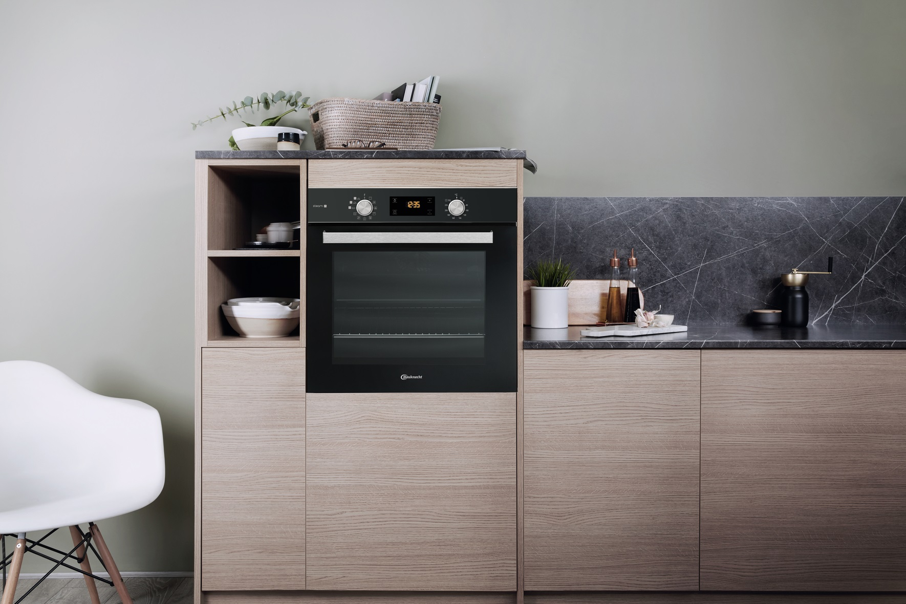 Einbau-Backofen in einer Küchenschrank-Umgebung, mit einer Mikrowelle darüber.