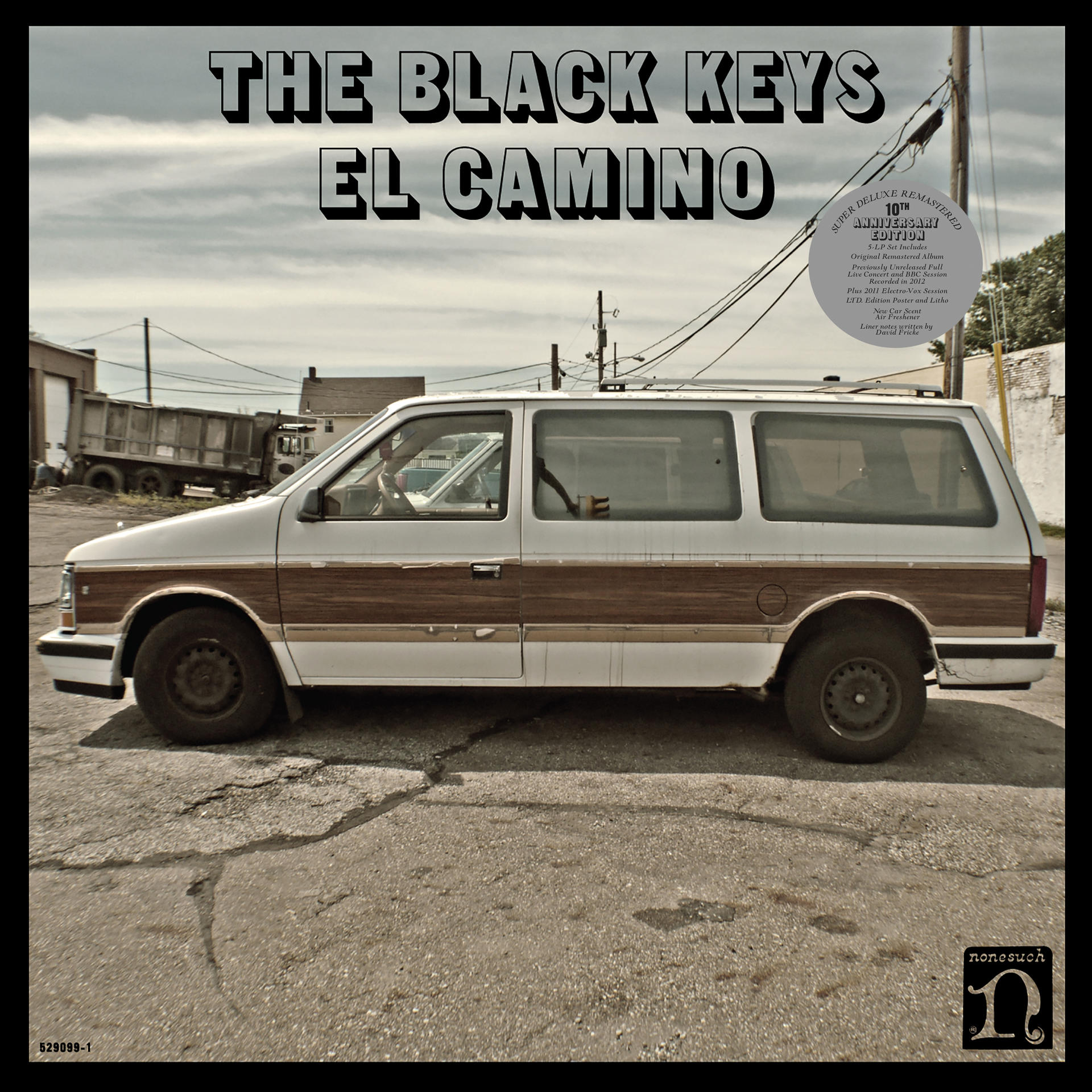 A The Black Keys El Camino album borítója, egy furgon fa panelekkel, egy parkolóban.
