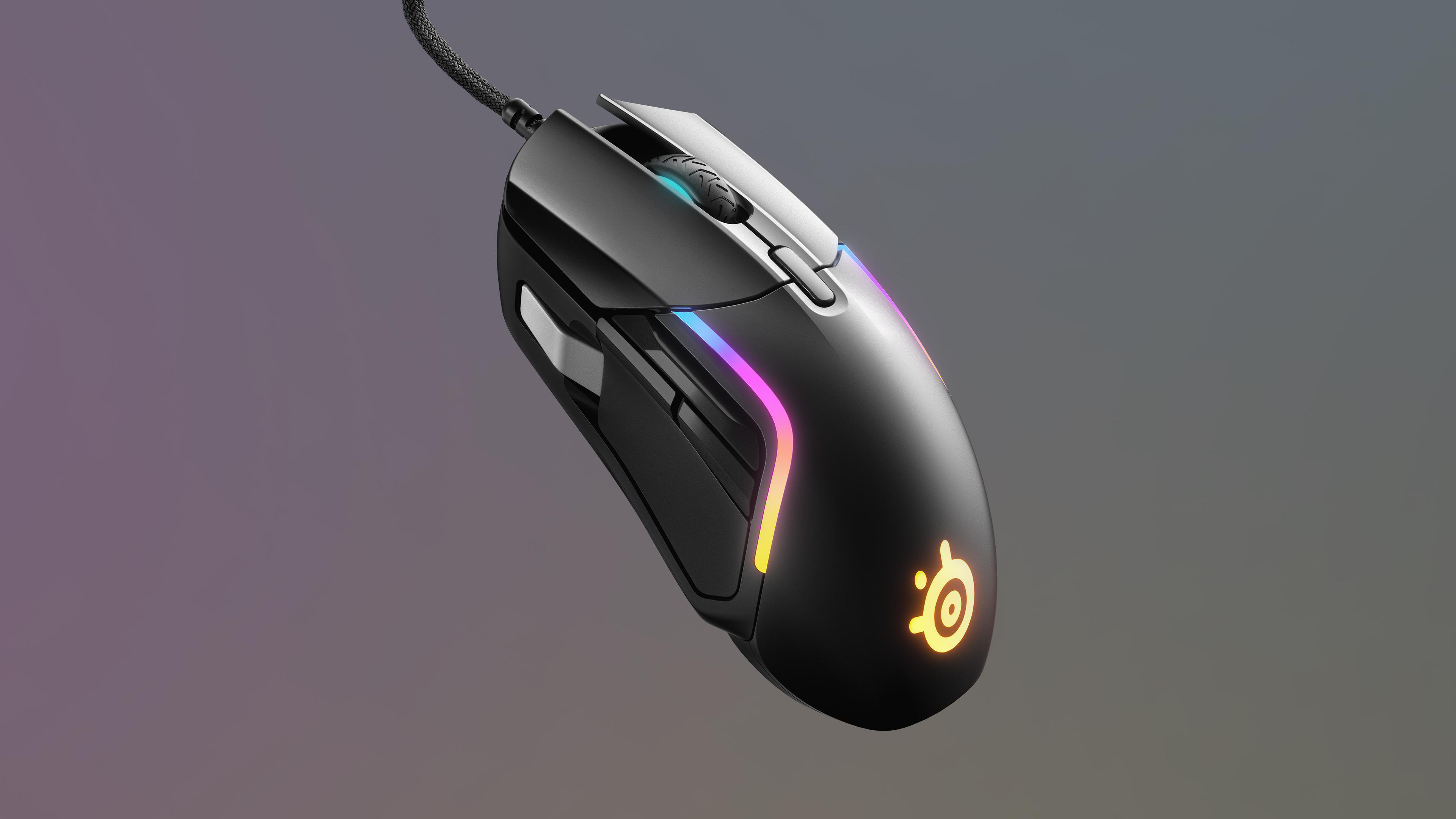 Eine schwarze Gaming-Maus mit RGB-Beleuchtung. Die Maus befindet sich auf einem Hintergrund aus Lila und Grau.