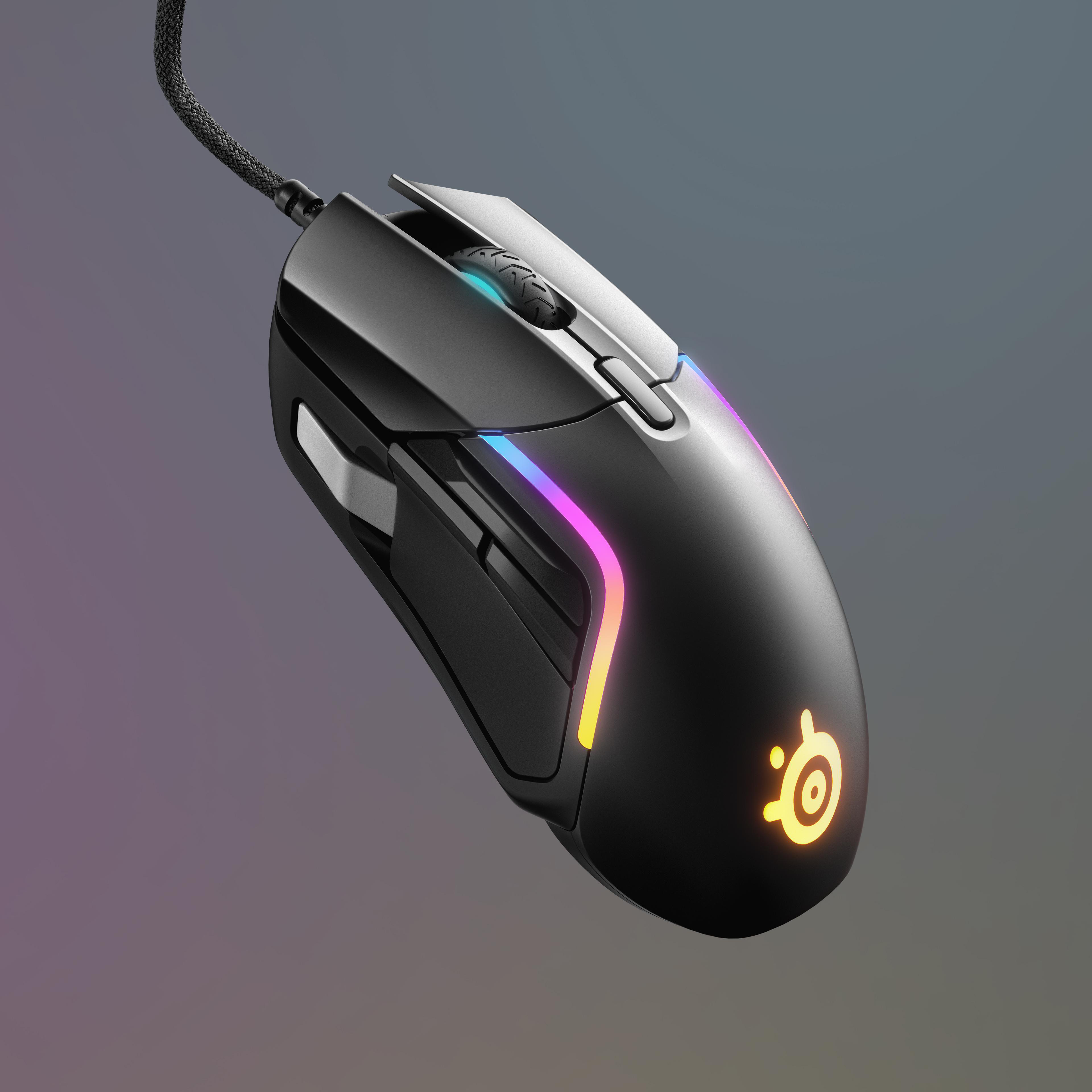 Schwarze Gaming-Maus mit farbenfroher RGB-Beleuchtung und SteelSeries-Logo auf Gradienten.