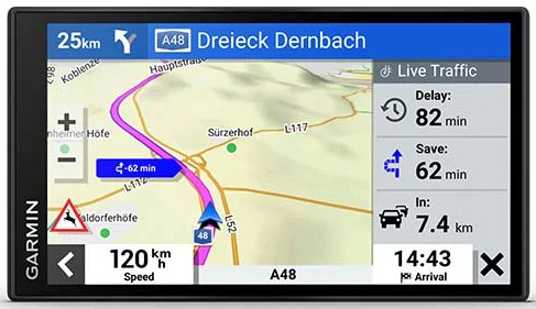 GPS-apparaatscherm, kaartweergave, route en verkeersinformatie op een zwarte achtergrond.
