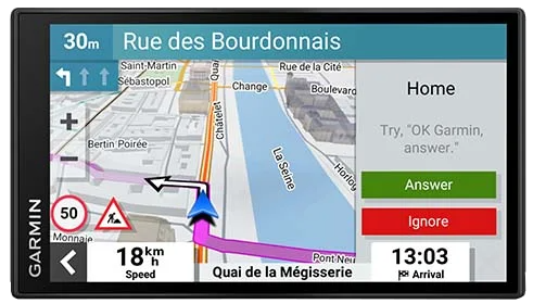 Een Garmin GPS-apparaat toont een kaart met routebeschrijvingen. Het scherm toont een route op een straat.