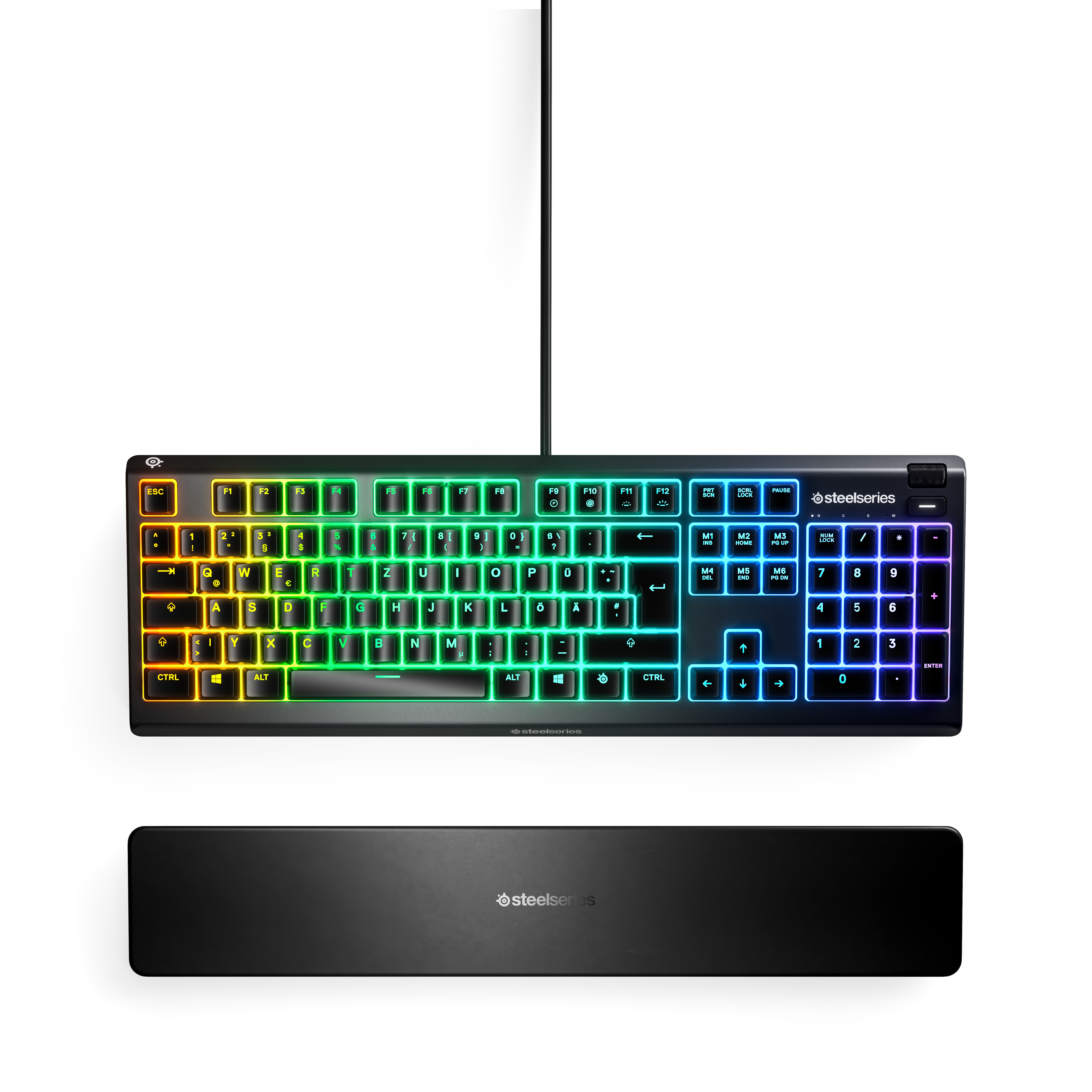 Eine beleuchtete Gaming-Tastatur mit mehrfarbigen Tasten, die über einer Handballenauflage liegt. Die Tastatur ist schwarz.