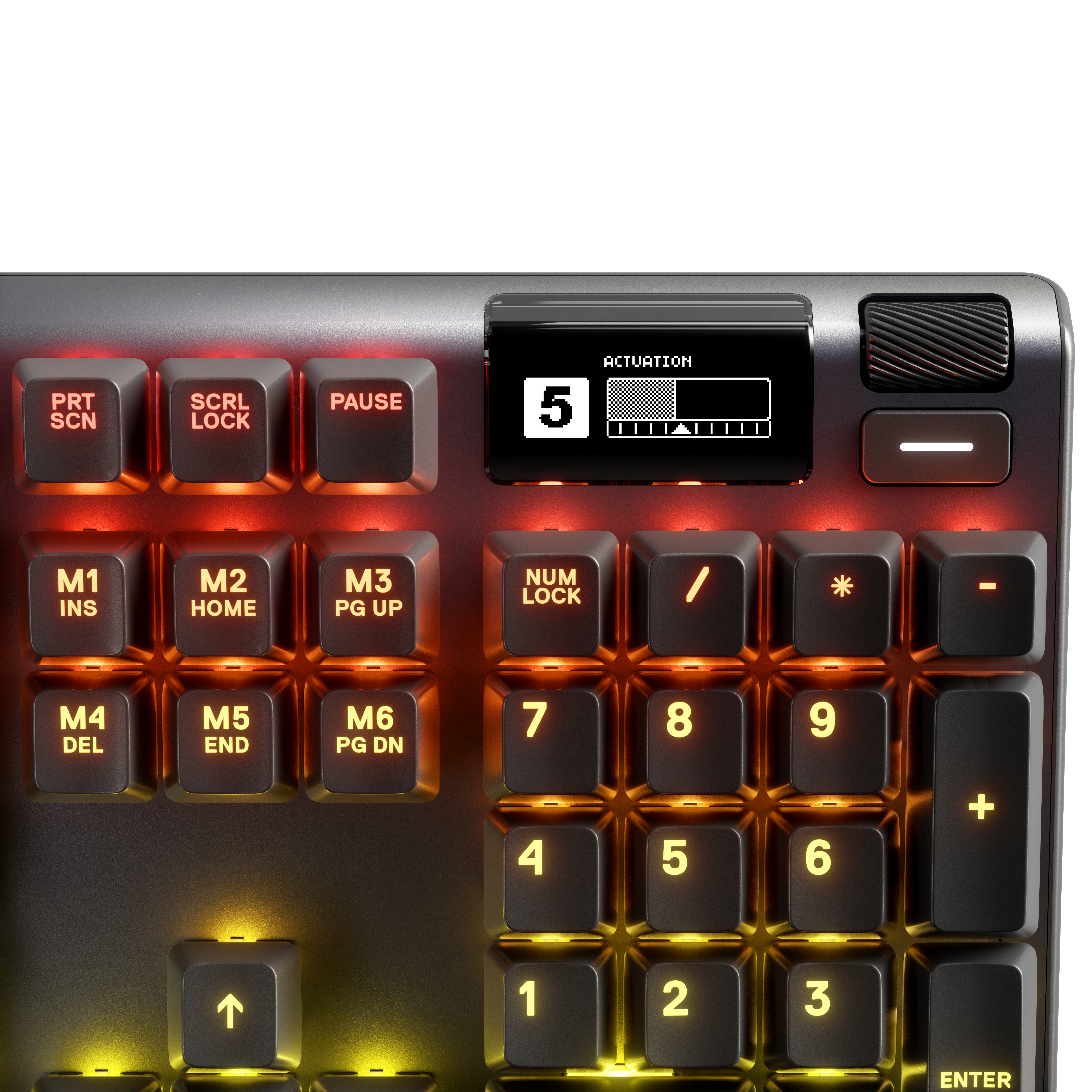 Nahaufnahme einer Tastatur. Die Tasten sind schwarz mit orangefarbenen und weißen Markierungen. Der Bildschirm zeigt 5.