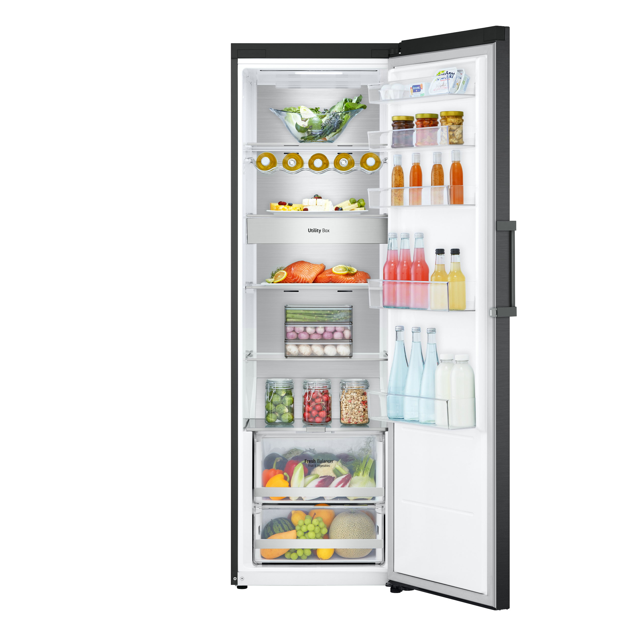 Open koelkast met diverse voedingsmiddelen, waaronder fruit, groenten en drankjes.